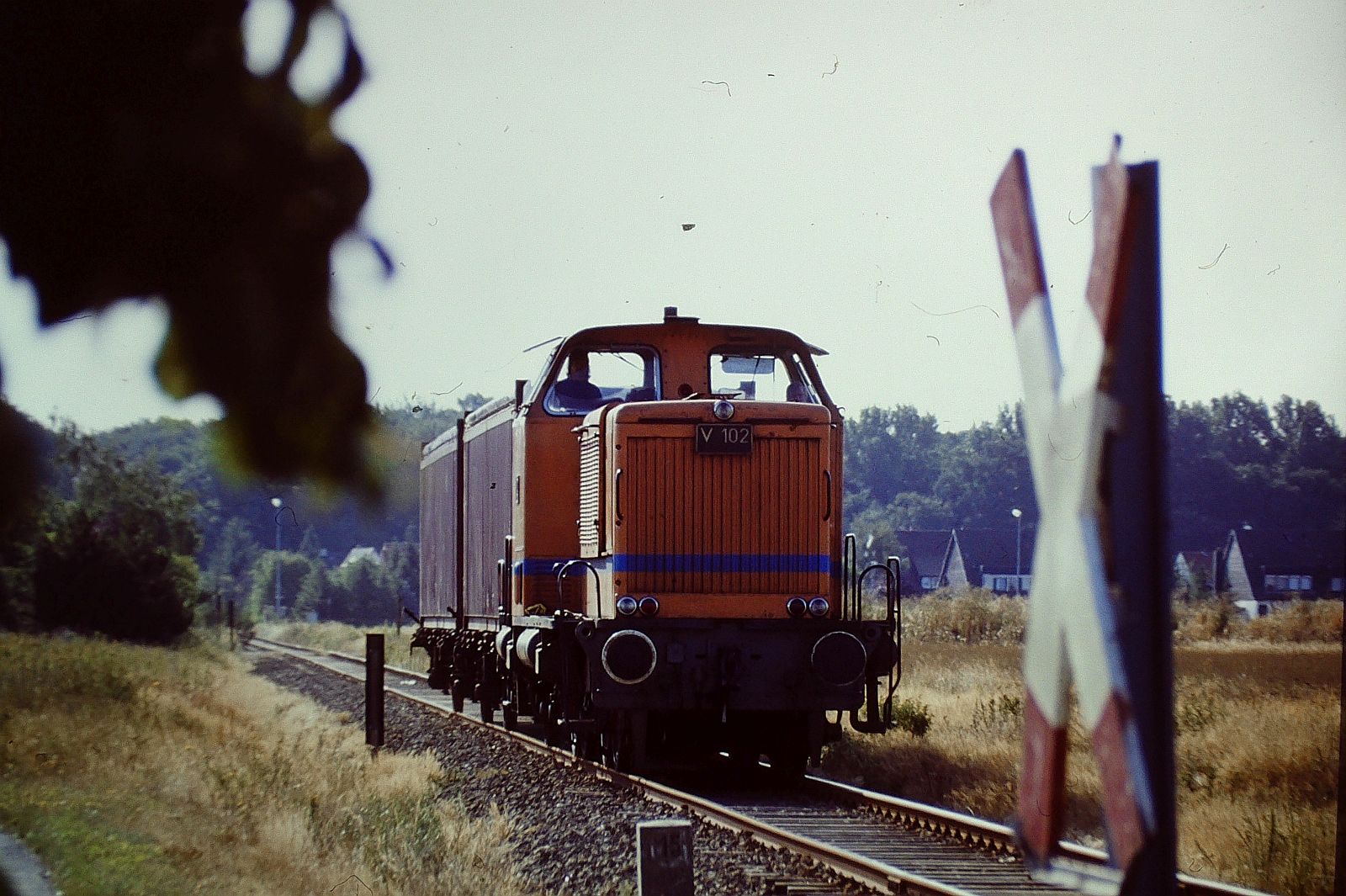 29.Juli 1992 bei Kirchweyhe  V 102 der (BTh) ex. kleinbahn Bremen-Thedinghausen Bild 1  Meine Familie und ich waren zu Besuch bei Verwandschaft in Kirchweyhe und ich nutzte es ein paar Fotos zu machen