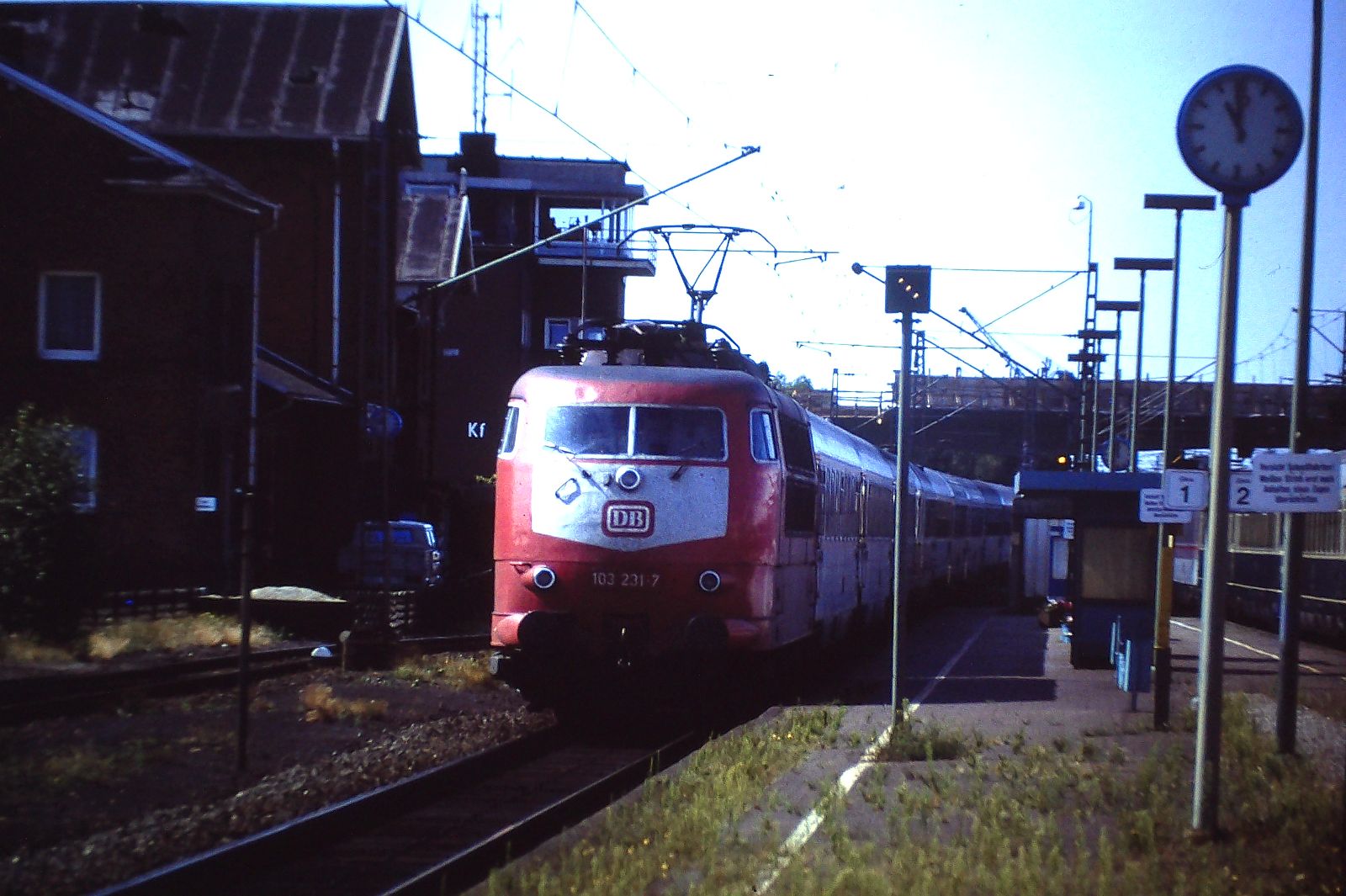 29.Juli 1992 Bf.-Kirchweyhe 103 231-7 IC 737 bild 1 . Meine Familie und ich waren zu Besuch bei Verwandschaft in Kirchweyhe und ich nutzte es ein paar Fotos zu machen