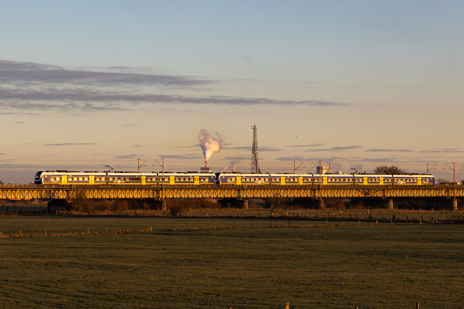 2x 440er der Nordwestbahn auf der Weserbrücke am frühen Morgen des 1.3.23 von Bremen bei Dreye.