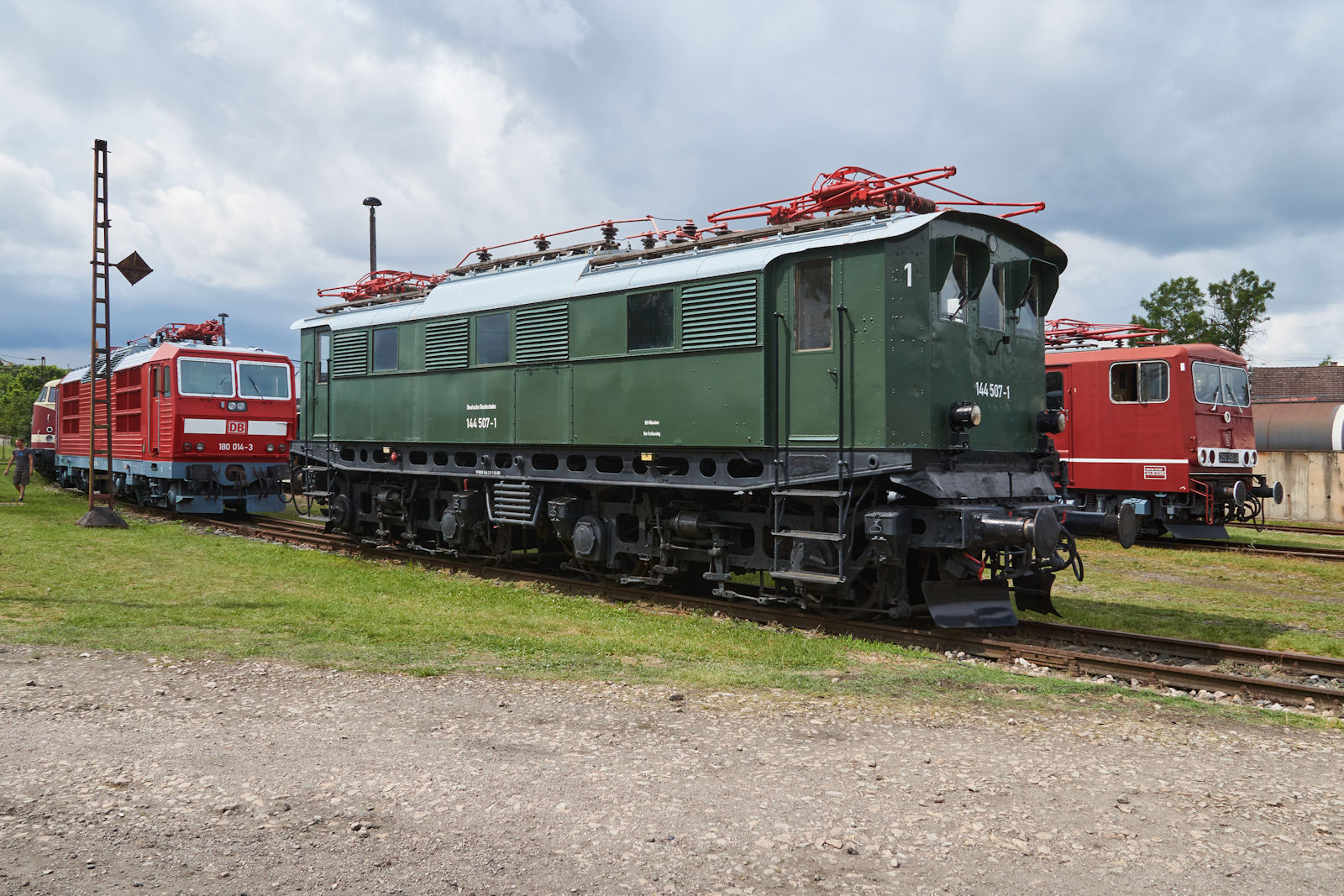 3 Generationen von Elektroloks standen am 01.08.2021 auf dem Gelände des Thüringer Eisenbahnvereins. Mit 144 507 konnte der TEV einen Exoten erhalten, welcher nur in wenigen Stück in den 1930er Jahren gebaut wurde. Die 1970er Jahre werden durch 250 250 vertreten und 180 014 wurde Anfang der 1990er Jahre geliefert.