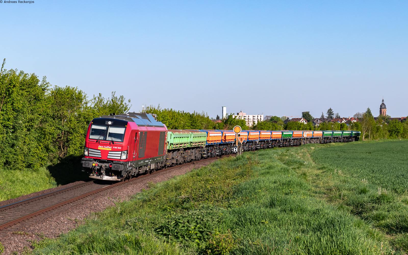 3193 906 mit dem DGS 59978 (Karlsruhe Gbf - Rammelsbach) bei Kandel 22.4.26