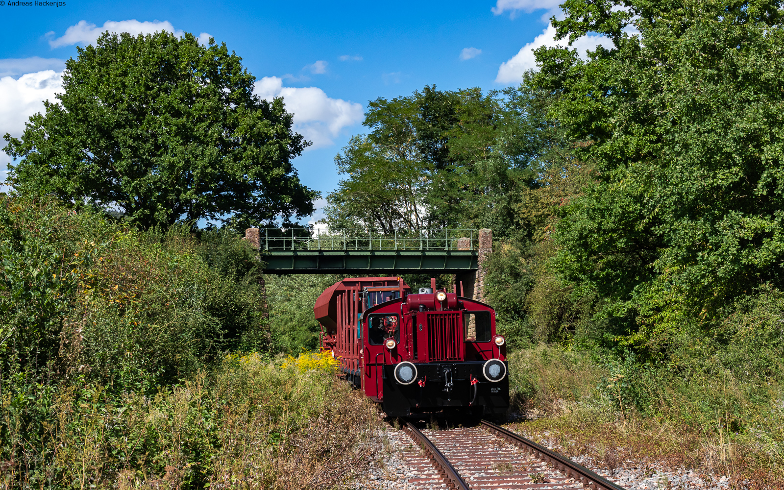 323 593 mit der Sperrf 1009 (Epfenhofen - F�tzen) bei F�tzen 22.8.26. Das Bild entstand im Rahmen einer Fotofahrt, der Zug hielt f�r die Fotografen an und wartete.