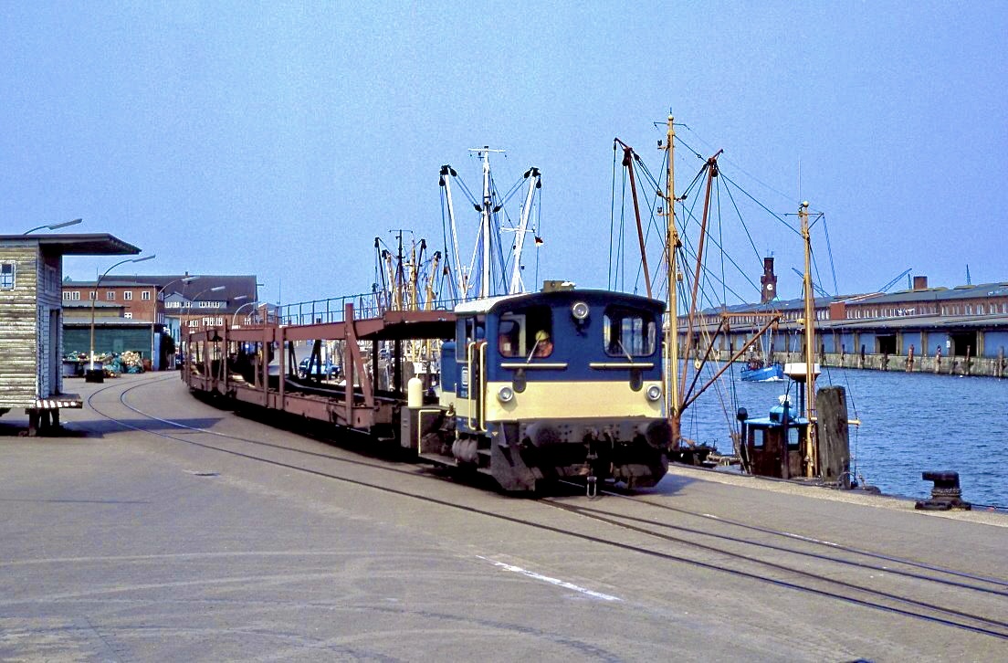 332 154 rangiert im Cuxhavener Kutterhafen (Neufelder Straße / Kapitän Alexander Straße), 26.05.1989.