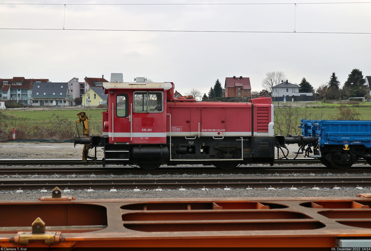 335-201 (333 200-4 | 98 80 3335 200-2 D-LUW) war im Rahmen der ewig währenden Bauarbeiten im Bahnhof Angersdorf abgestellt.
Aufgenommen über Containertragwagen hinweg vom Bahnsteig 2/3.

🧰 Behefa GmbH & Co. KG
🕓 8.12.2022 | 14:14 Uhr