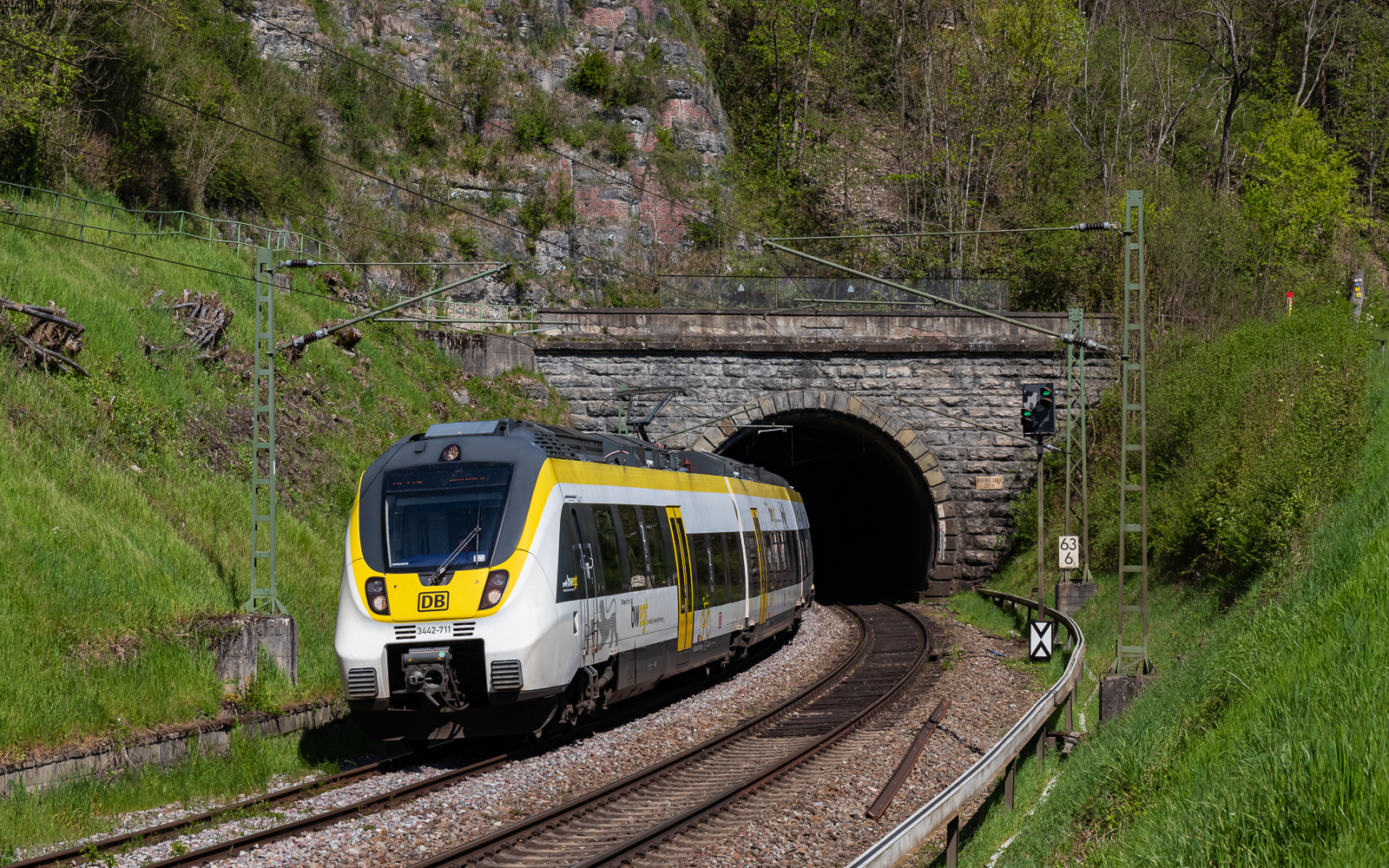 3442 211 als RE 17647 (Stuttgart Hbf - Rottweil) am Mühlener Tunnel 4.5.23