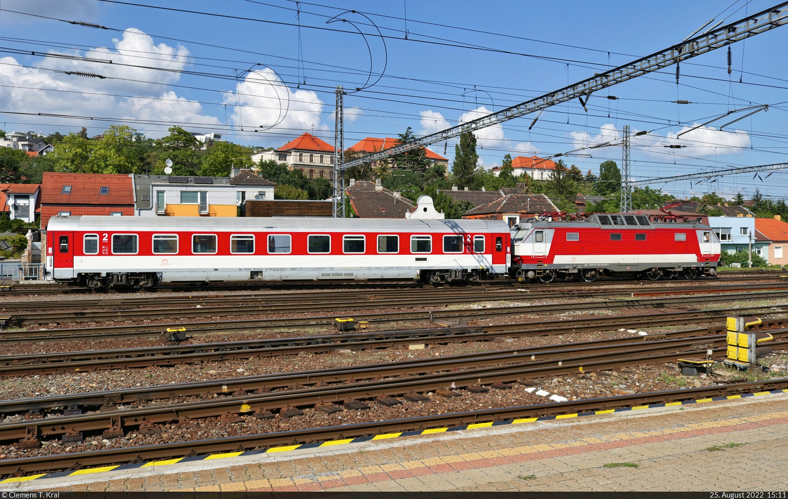 350 007-1 schiebt einen IC-Wagen der 2. Klasse mit der Bezeichnung  Bmpeer  (61 56 20-70 244-4 SK-ZSSK) an einen Bahnsteig in Bratislava hl.st. (SK).

🧰 ZSSK
🕓 25.8.2022 | 15:11 Uhr