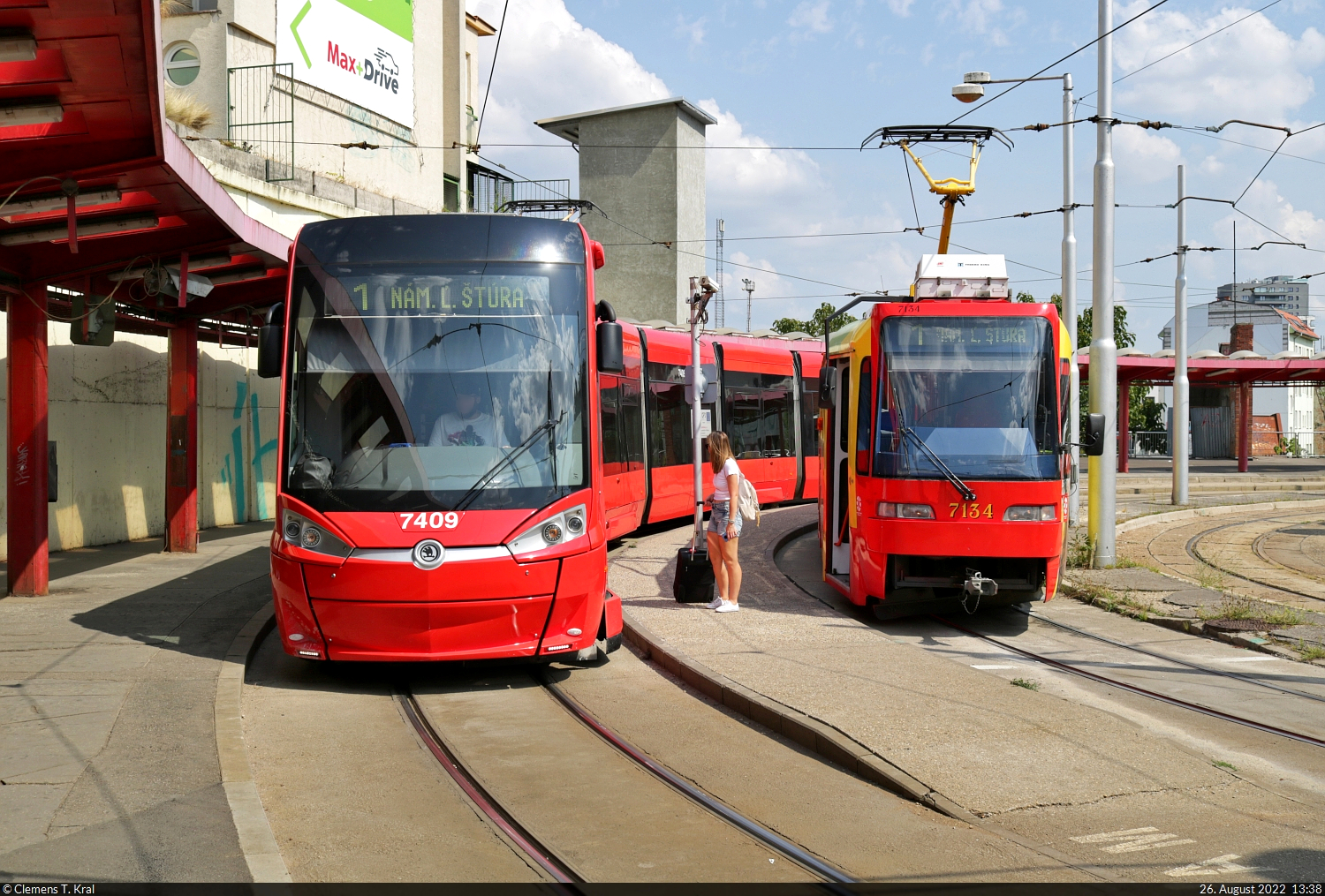 Škoda ForCity Plus 29 T, Wagen 7409, startet seine Rundreise in Bratislava hl.st. (SK), während der folgende Kurs mit Wagen 7134 vom Typ Tatra K2 daneben wartet.

🧰 Dopravný podnik Bratislava, a.s. (DPB)
🚋 Linie 1 Hlavná Stanica–Nám. Ľ. Štúra–Hlavná Stanica
🕓 26.8.2022 | 13:38 Uhr