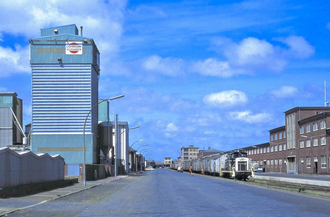 360 110 rangiert im Cuxhavener  Neuen Fischereihafen  im Verlauf der Neufelder Straße, 26.05.1989.

