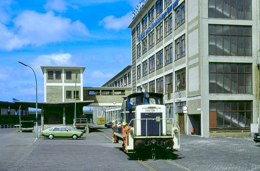 360 110 rangiert im Cuxhavener  Neuen Fischereihafen  im Verlauf der Neufelder Straße, 26.05.1989.
