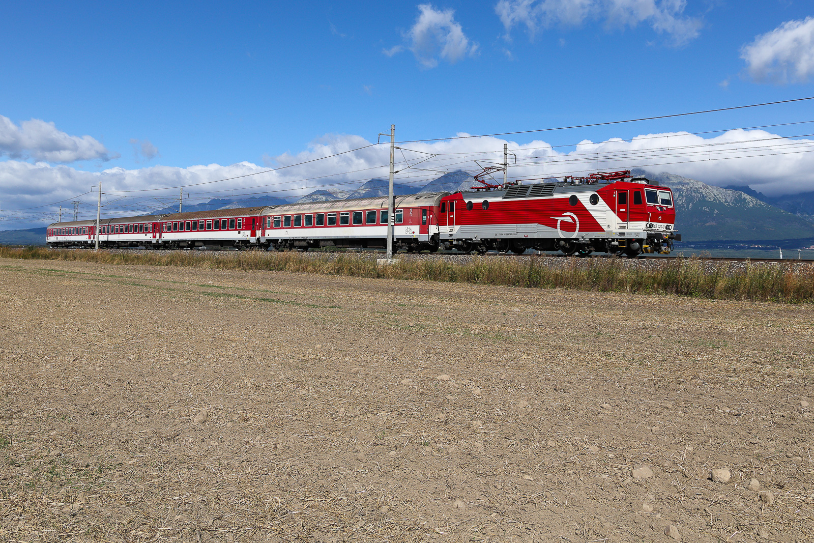 362 020 am Vormittag des 6.9.26 vor der Tatra bei Poprad.