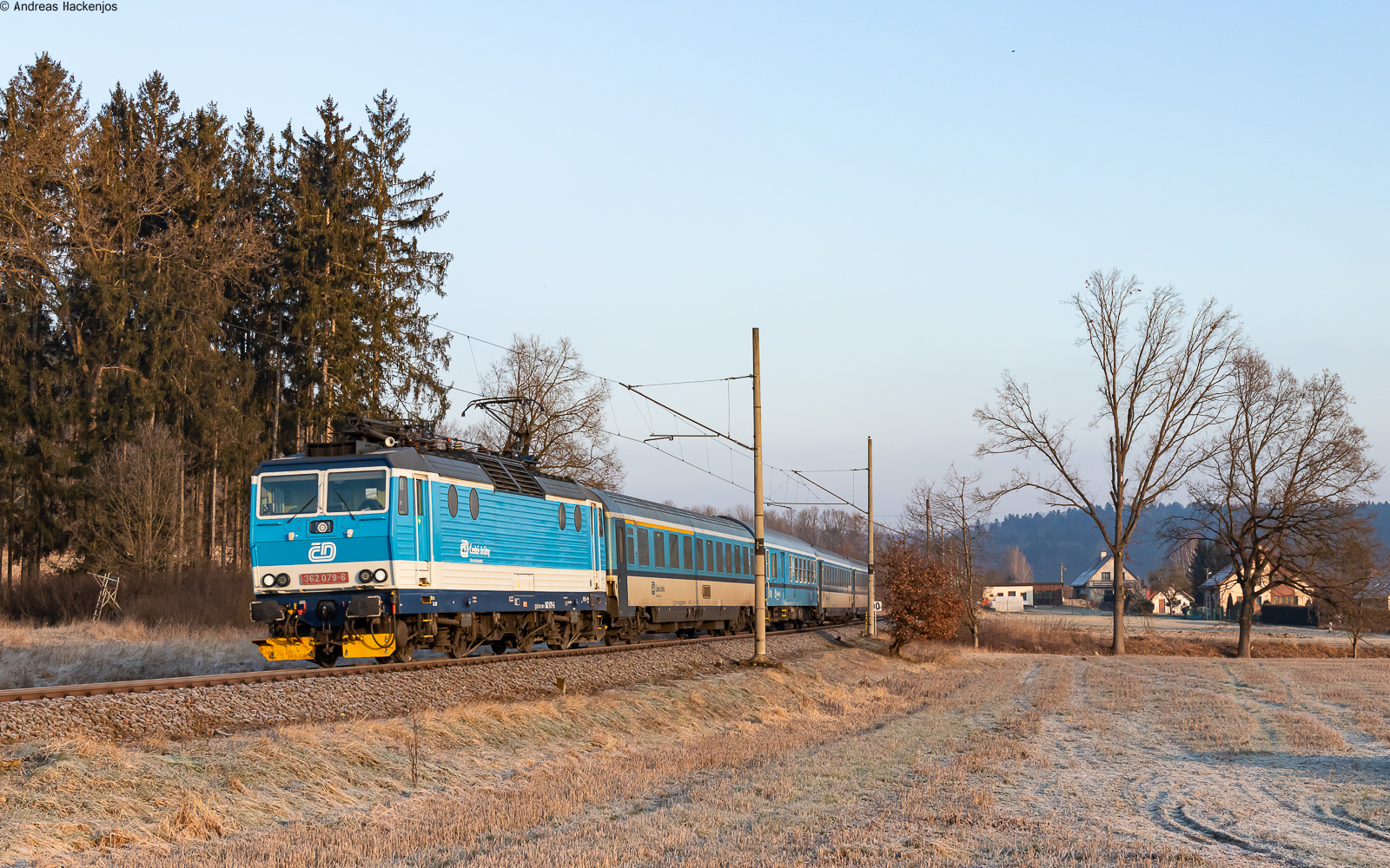 362 079-6 mit dem R 776 (Praha h.ln. - Bayerisch Eisenstein) bei Točník 8.2.23