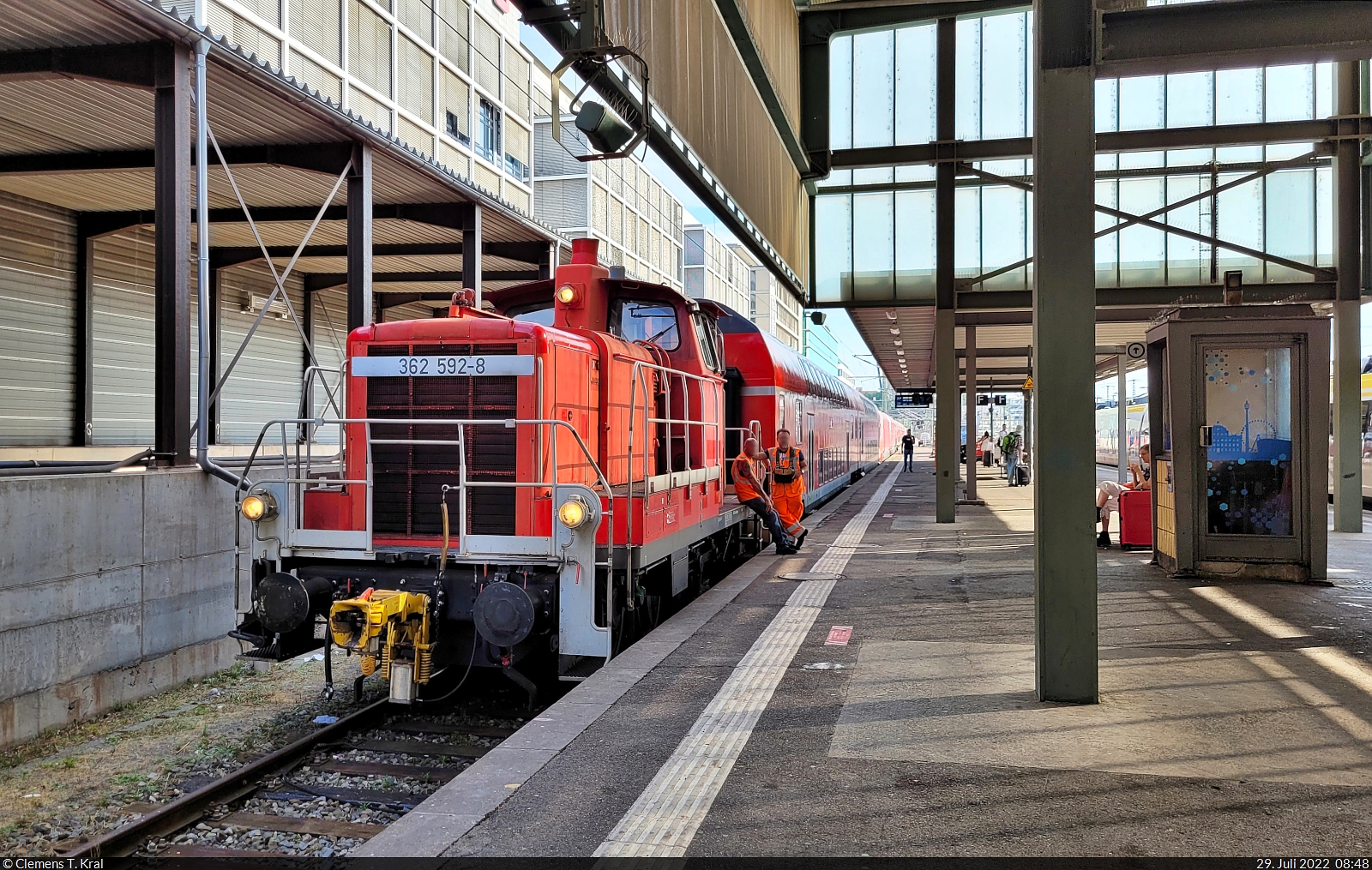 362 592-8 (364 592-6 | 360 592-0 | 260 592-1 | DB V 60 592) hat etliche Doppelstockwagen und 101er-Loks auf Gleis 1 von Stuttgart geschleppt. Wie an den Überführungszetteln zu lesen war, wurden die Wagen mit mehreren PbZ-Fahrten vom Werk Wittenberge zurück nach Mühldorf überführt. Gezogen hatte am anderen Ende 101 032-1.

🧰 DB Cargo | DB Fernverkehr | Südostbayernbahn (SOB | DB RegioNetz)
🚝 PbZ 2461 Frankfurt(Main)Hbf–München-Pasing Bbf
🕓 29.7.2022 | 8:48 Uhr