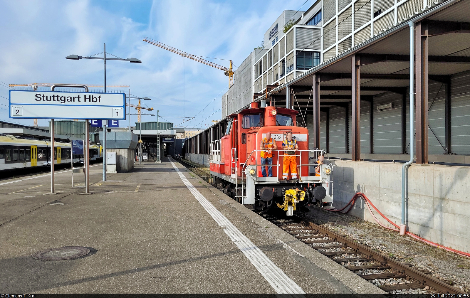 362 592-8 (364 592-6 | 360 592-0 | 260 592-1 | DB V 60 592) rangiert zurück Richtung Bw Stuttgart-Rosenstein, nachdem sie einen PbZ auf Gleis 1 des Stuttgarter Hbf schleppte. Die Rangierer steuern die Lok per Funk fern und genießen den Ausblick auf dem Trittbrett.

🧰 DB Cargo
🕓 29.7.2022 | 8:55 Uhr