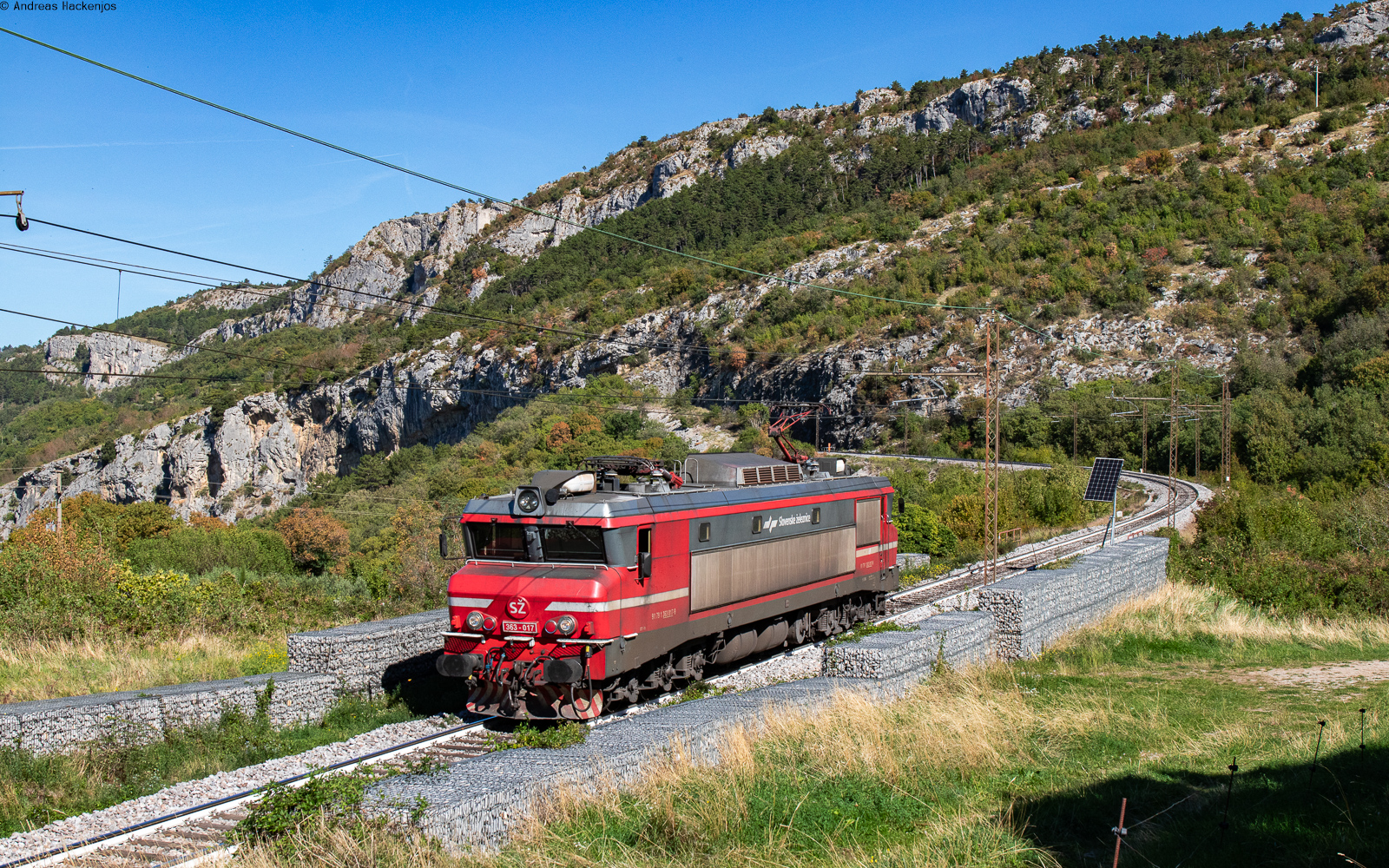 363 017 als Lz (Divača - Koper tovorna) bei Zanigrad 3.10.26