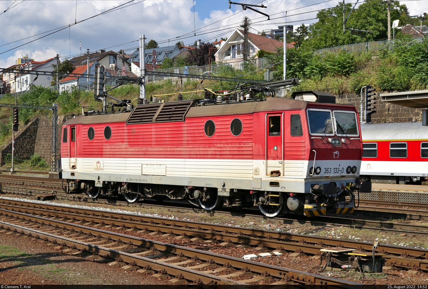 363 133-0 rangiert in Bratislava hl.st. (SK).
Aufnahme vom Hausbahnsteig.

🧰 ZSSK
🕓 25.8.2022 | 14:52 Uhr