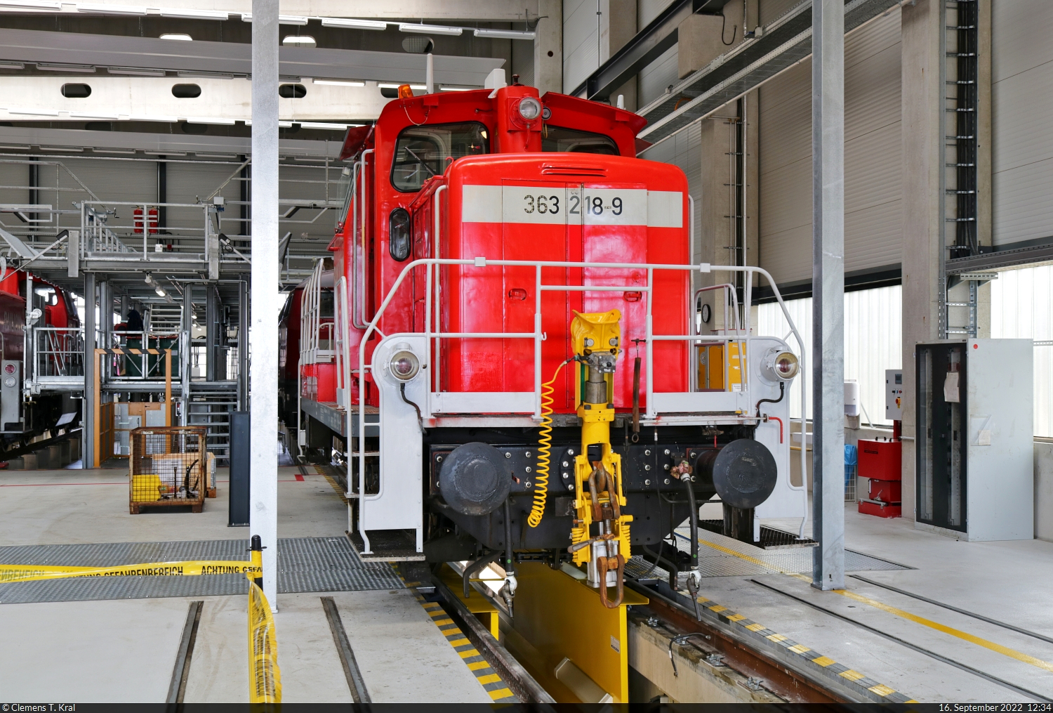 363 218-9 (365 218-7 | 361 218-1 | 261 218-2 | DB V 60 1218) in der neuen Lokwerkstatt von DB Cargo Halle (Saale) am Tag der Schiene.

🧰 DB Cargo
🕓 16.9.2022 | 12:34 Uhr