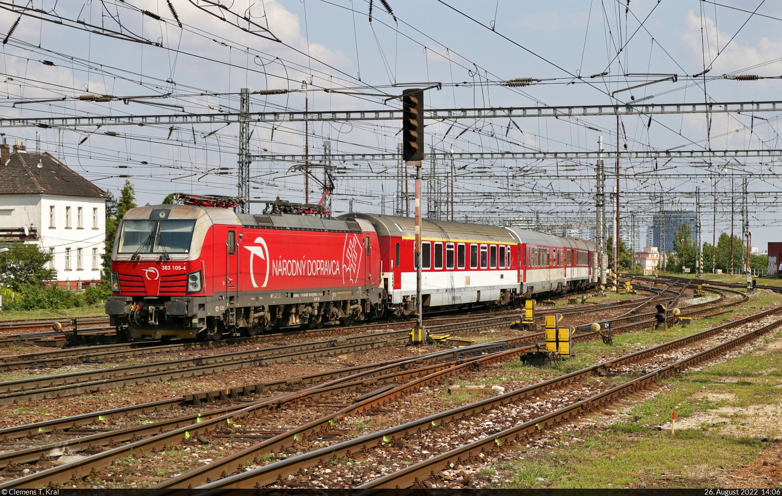 383 105-4 (Siemens Vectron) schlängelt sich in den Hauptbahnhof von Bratislava (SK).

🧰 S Rail Lease s.r.o., vermietet an die ZSSK
🚝 R 706  POVAŽAN  Žilina (SK)–Bratislava hl.st. (SK)
🕓 26.8.2022 | 14:06 Uhr