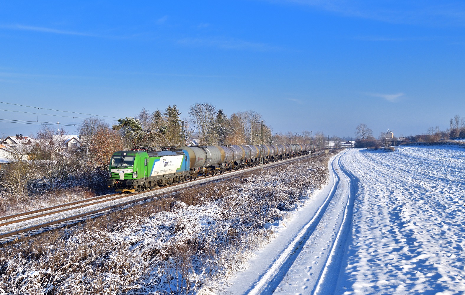383 111 mit einem Kesselzug am 18.12.2022 bei Langenisarhofen.