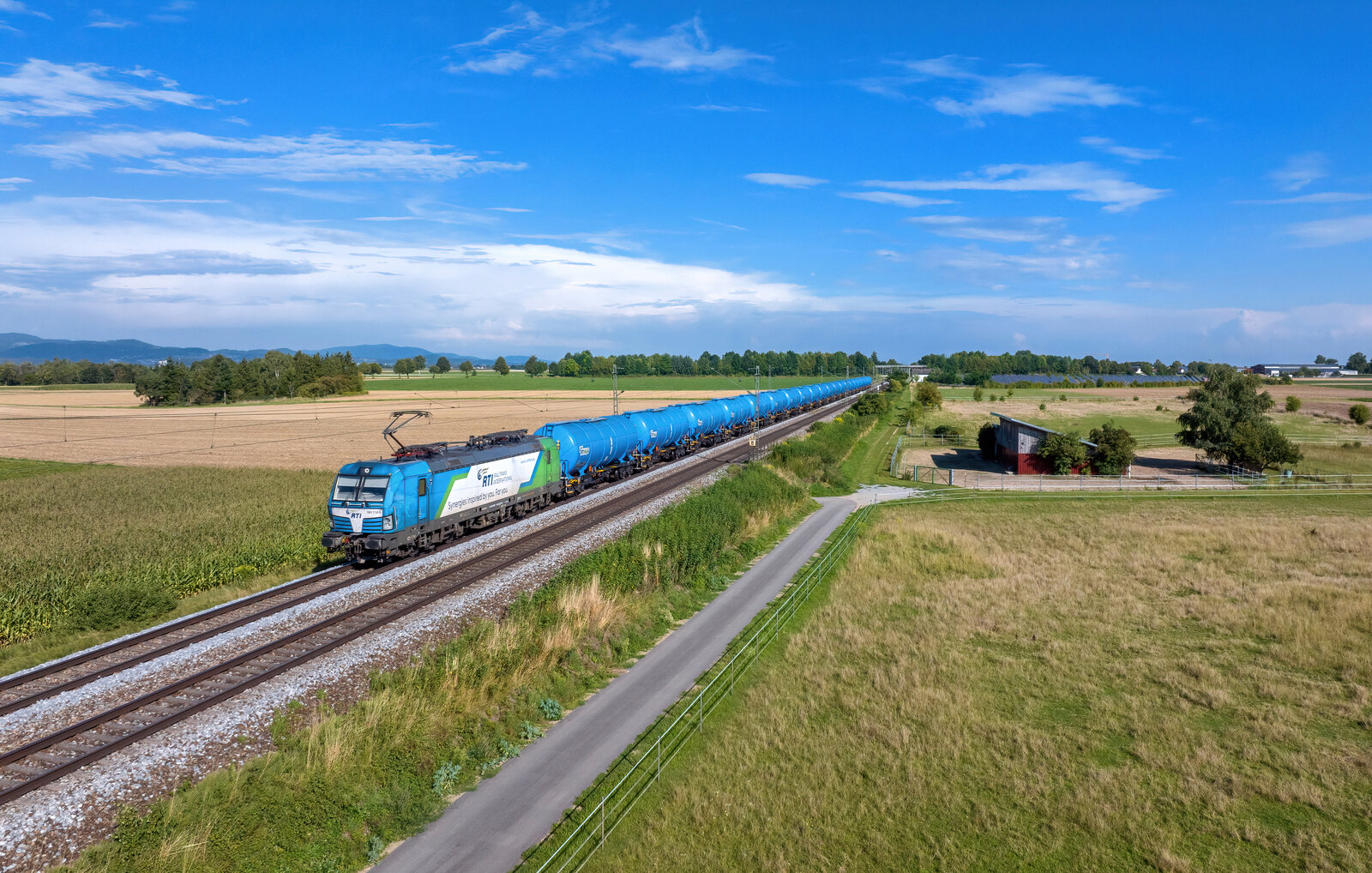 383 112 mit einem Kesselzug am 16.08.2023 bei Stephansposching.