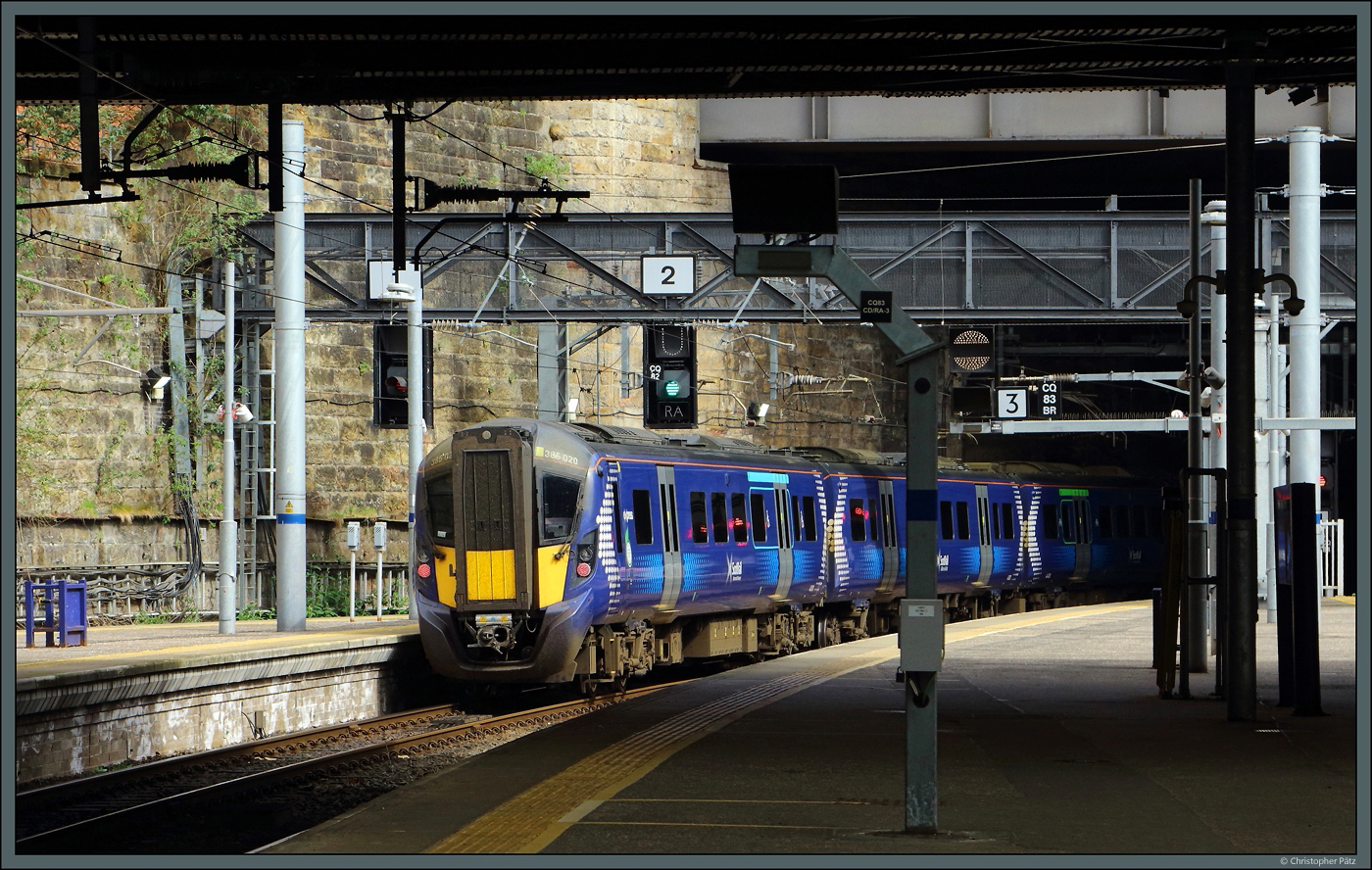 385020 verlässt am 07.05.2025 den Bahnhof Glasgow Queen Street Richtung Edinburgh.