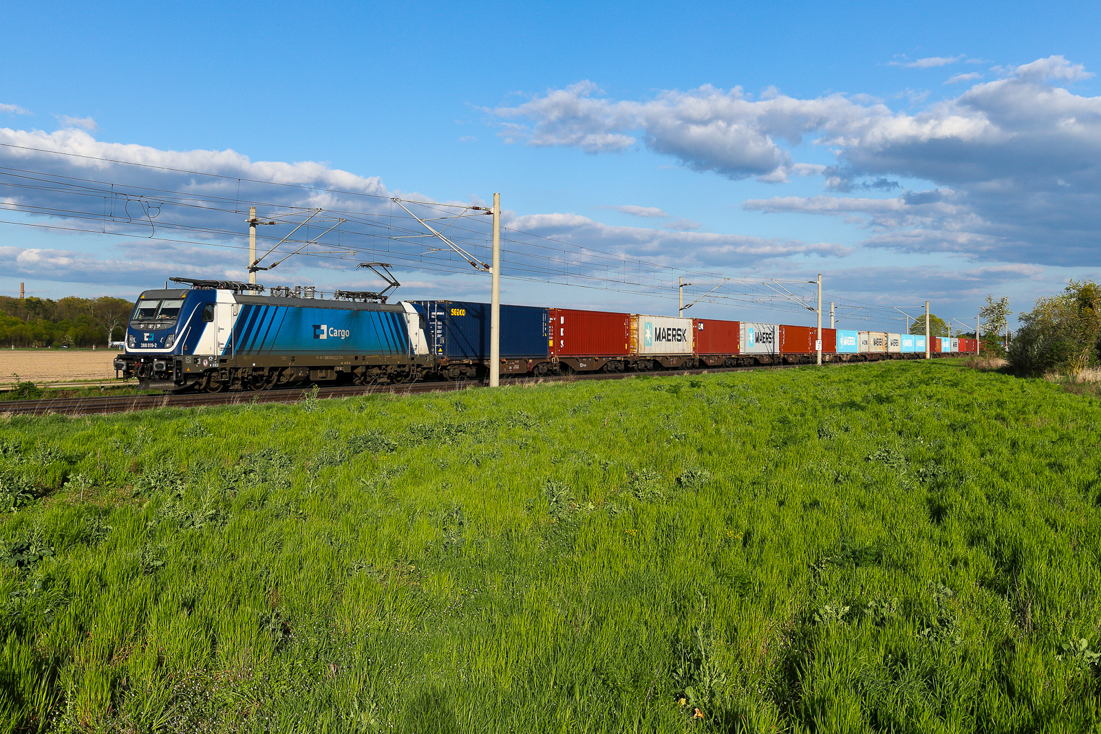 388 019 CD  mit einem Containerzug  am 21.04.26 bei Roßlau. Fahrtrichtung ist Dessau – Magdeburg.