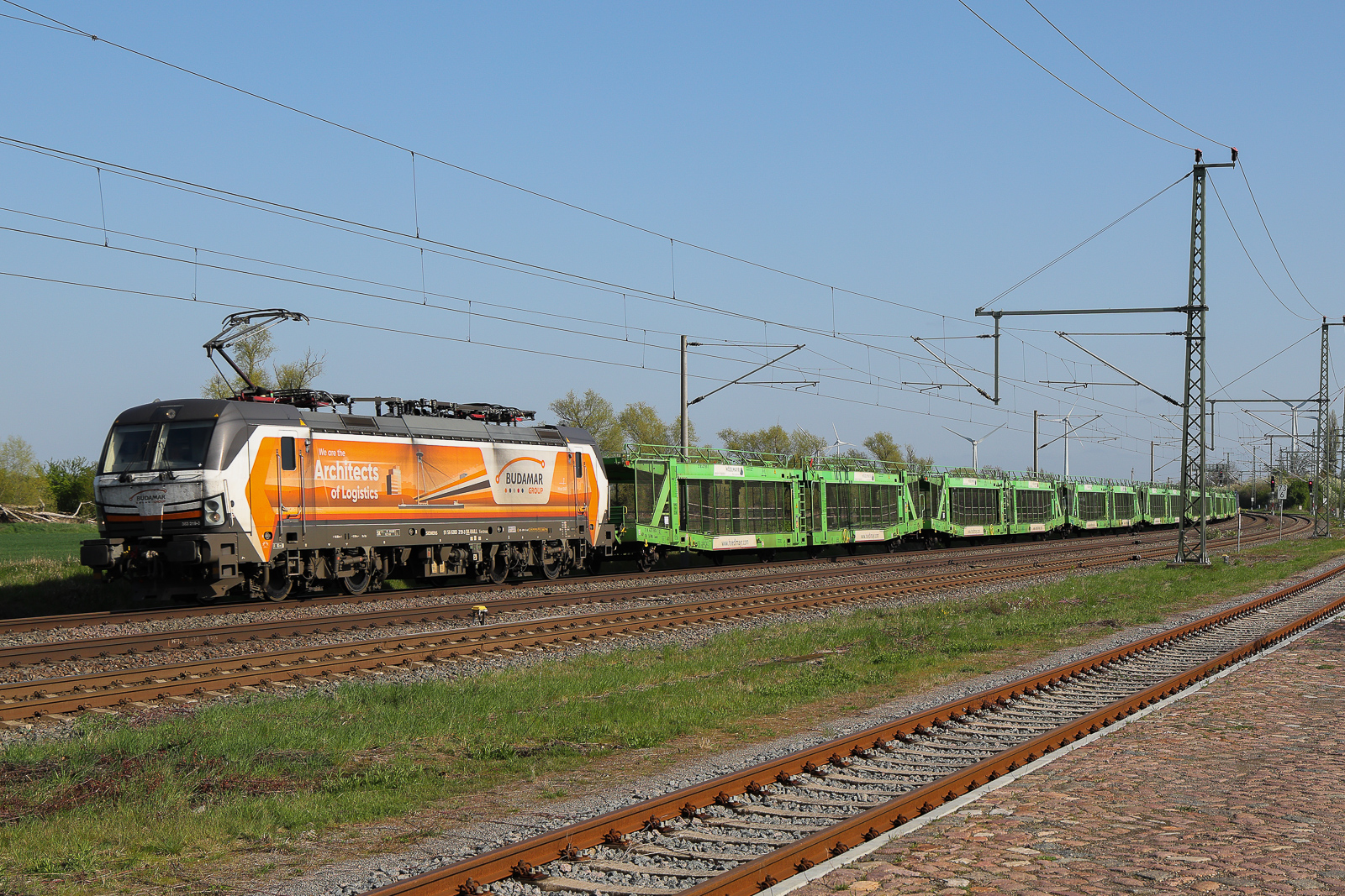 393 261 Budamar mit einem leeren Autozug am 21.04.26 im Bahnhof von Niemberg.