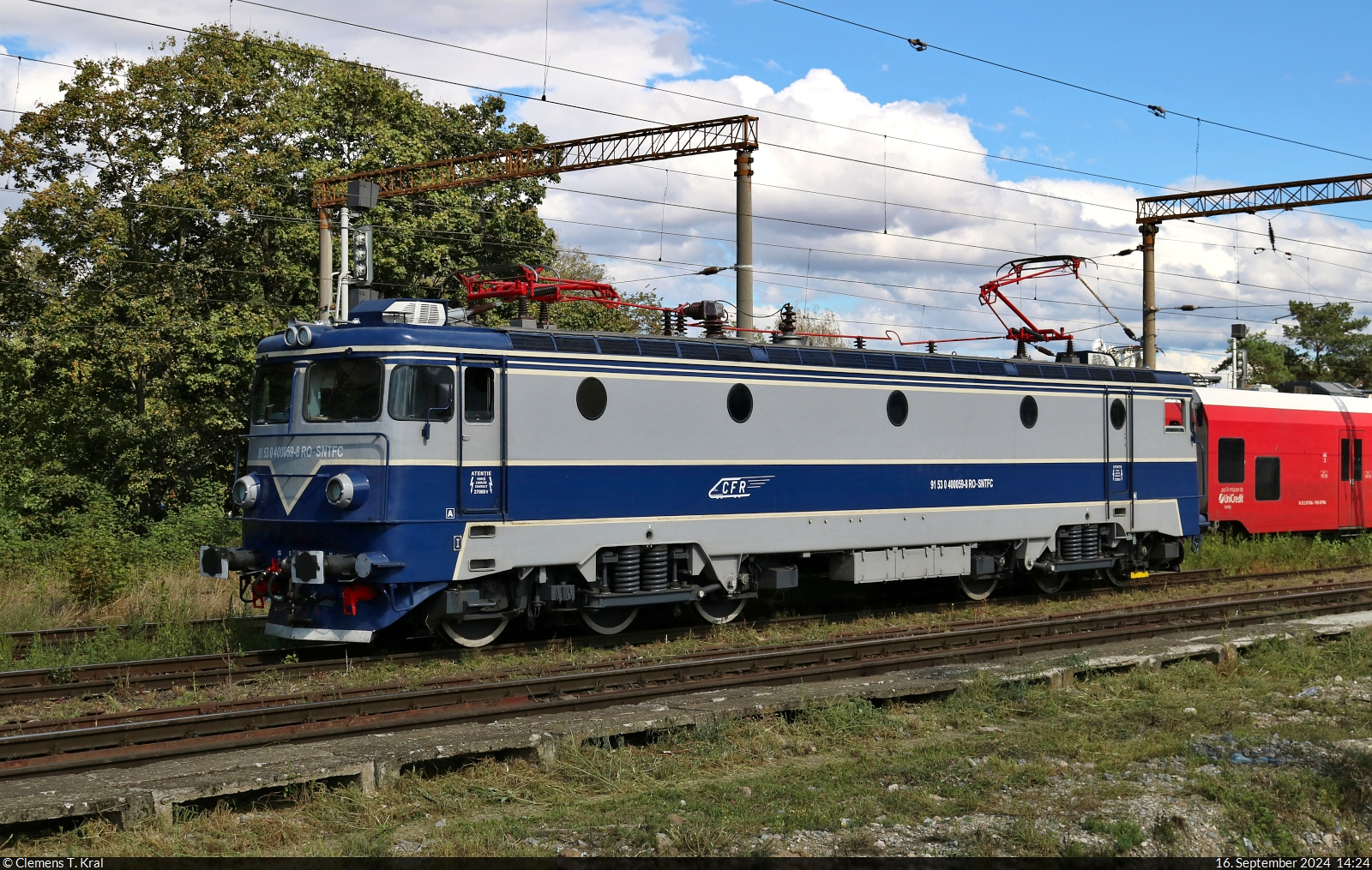 400 059-8 (91 53 0 400 059-8 RO-SNTFC) wartet im Bahnhof Brașov (RO) auf die Freigabe des Fahrwegs, um an Wagen zu rangieren.
Fotografiert vom Bahnsteig 7/8.

🧰 CFR Călători S.A.
🕓 16.9.2024 | 14:24 Uhr