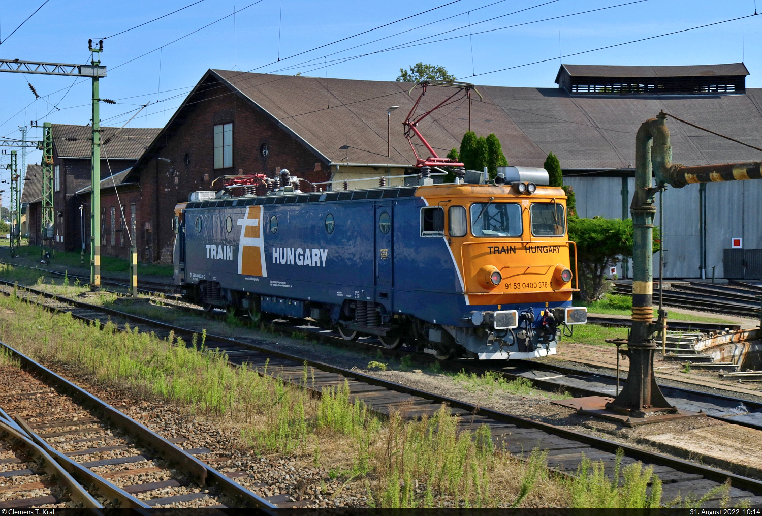 400 378-2 (91 53 0400 378-2 RO-THM) steht aufgerüstet an der Drehscheibe des Bahnhofs Nagykanizsa (HU).
Aufnahme aus einem IC.

🧰 Train Hungary Magánvasút Kft.
🕓 31.8.2022 | 10:14 Uhr