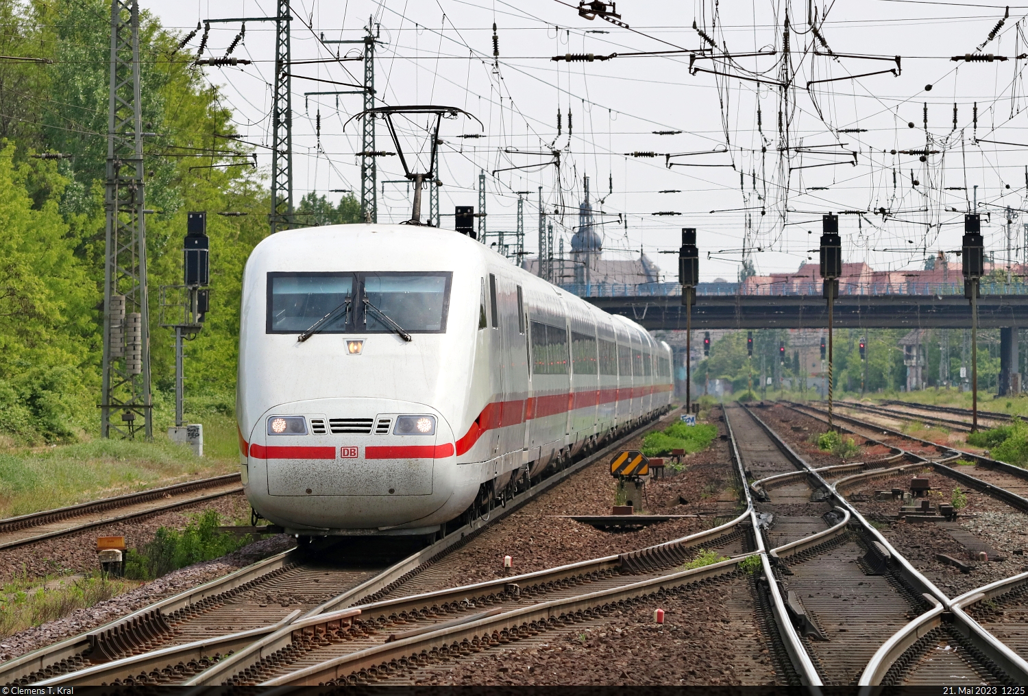 401 082-3 (Tz 182  Rüdesheim am Rhein ) durchfährt als Umleiter den Bahnhof Magdeburg-Sudenburg.
Tele-Aufnahme vom Bahnsteigende.

🧰 DB Fernverkehr
🚝 ICE 795 (Linie 13) Berlin Hbf (tief)–Frankfurt(Main)Hbf [+5]
🕓 21.5.2023 | 12:25 Uhr