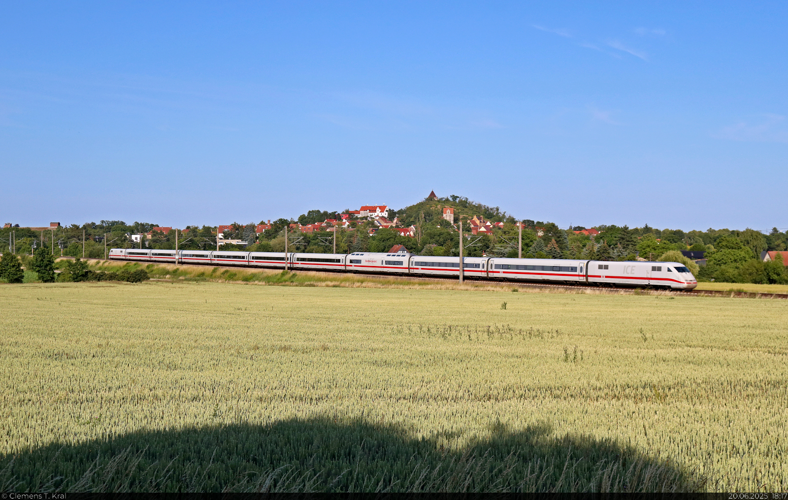 401 559-0 (Tz 159  Bad Oldesloe ) wurde in voller L�nge bei Landsberg (Saalekreis) fotografiert.

🧰 DB Fernverkehr
🚝 ICE 935 (Linie 15) Hamburg-Altona–Saarbr�cken Hbf [+10]
🕓 20.6.2025 | 18:17 Uhr