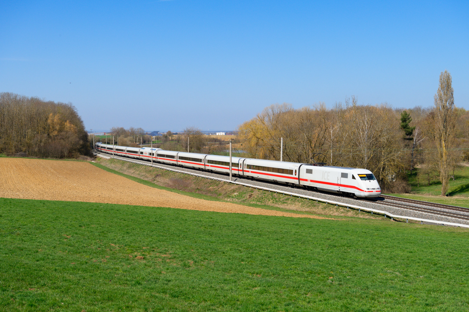 401 572 DB Fernverkehr  Aschaffenburg  als ICE 787 (Hamburg-Altona - München Hbf) bei Uffenheim, 31.03.2021