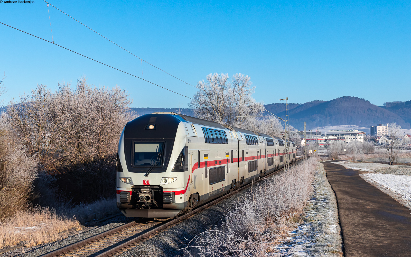 4010 108  Hegau  als IC 183 / RE 50183 (Stuttgart Hbf - Zürich HB/Singen) bei Weilheim 28.12.24