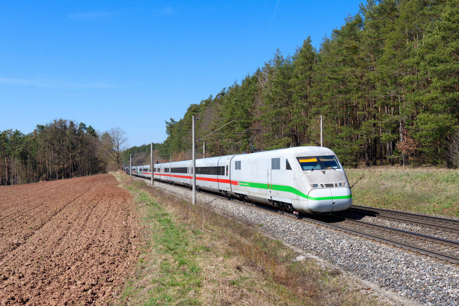 402 014 DB Fernverkehr als ICE 585/535 (Oldenburg (Oldb) Hbf / Hamburg-Altona - Mnchen Hbf) bei Hagenbchach, 30.03.2021
