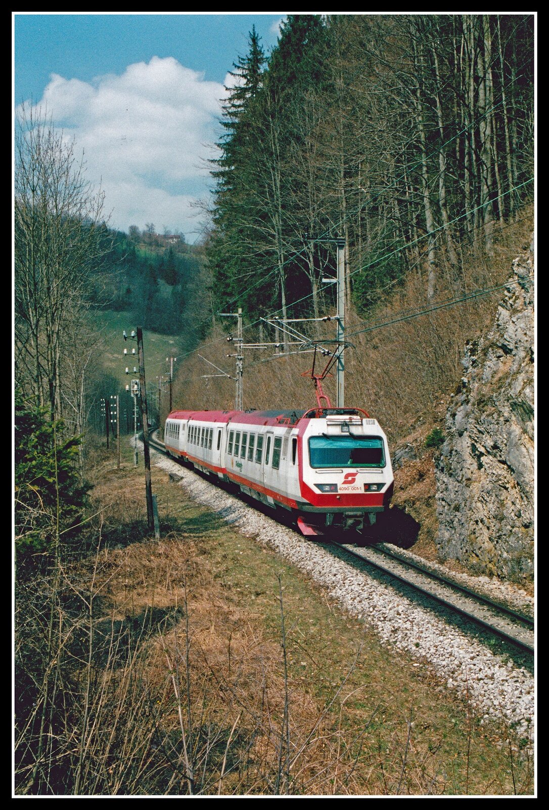 4090 001 erreicht am 14.04.2003 bald den Bahnhof Laubenbachmühle.