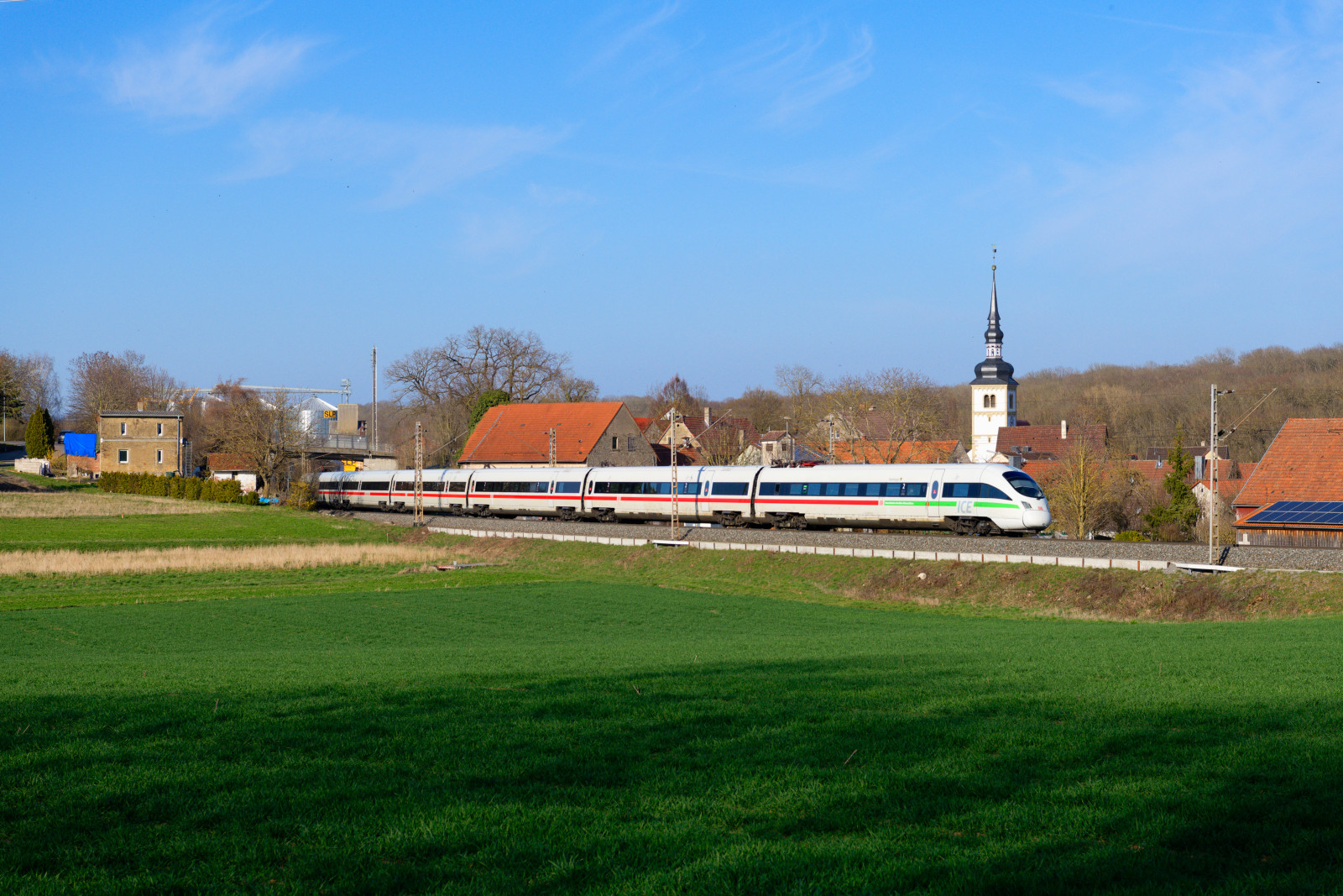 411 028 DB Fernverkehr  Reutlingen  als ICE 1587 (Hamburg-Altona - Mnchen Hbf) bei Gntzheim, 31.03.2021