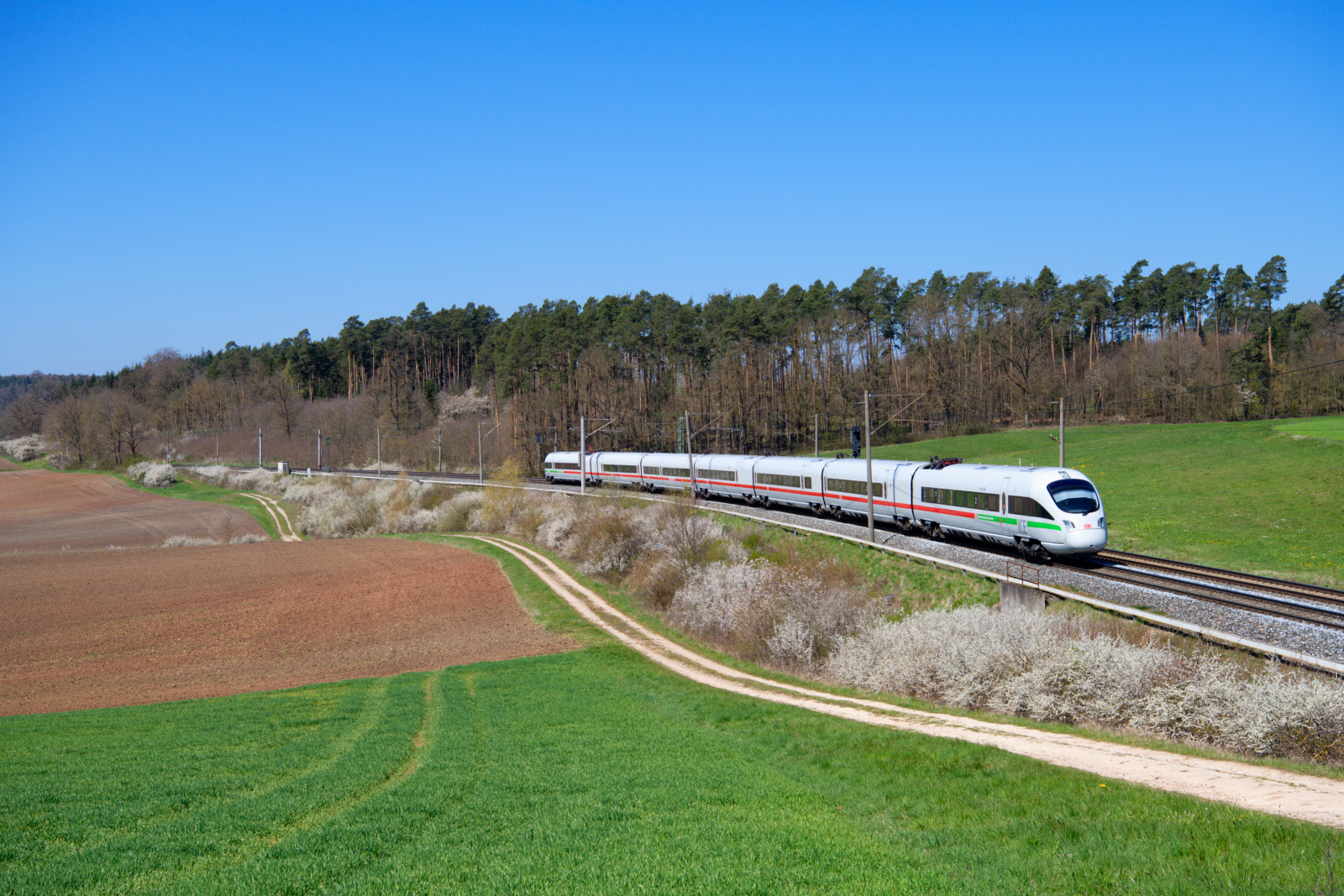 411 064 DB Fernverkehr  Rödental  als ICE bei Sachsen bei Ansbach Richtung Nürnberg, 25.04.2021