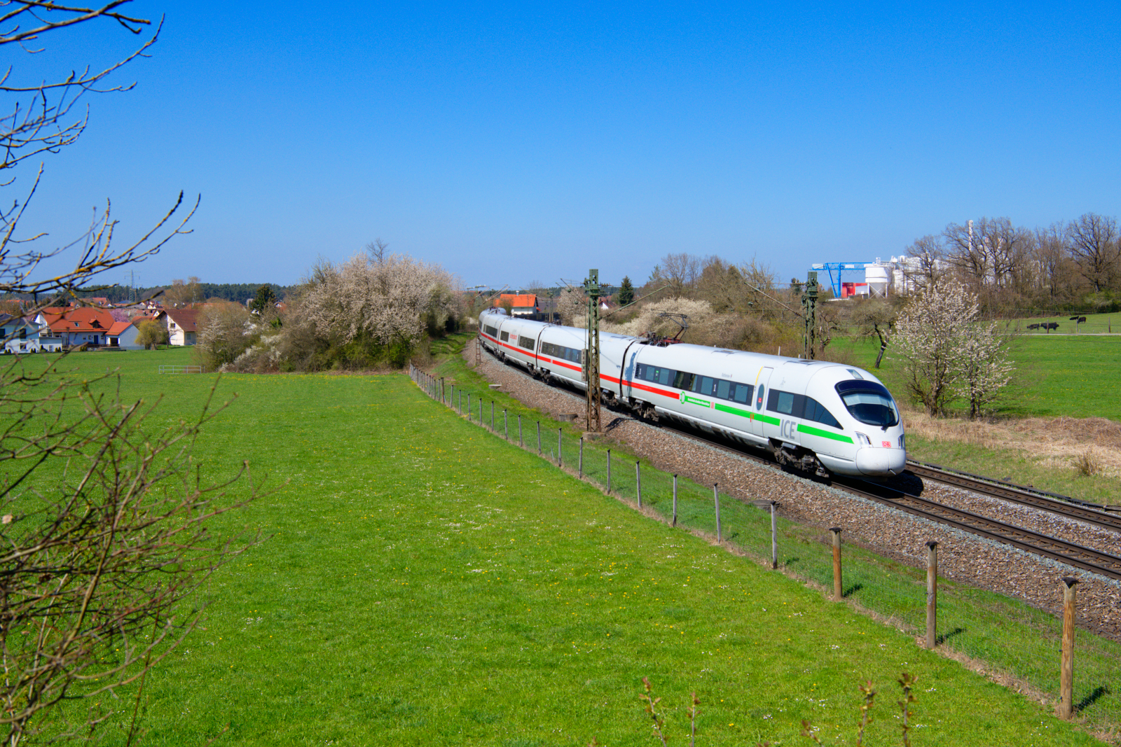 411 077 DB Fernverkehr  Rathenow  als ICE 91 (Dortmund Hbf - Wien Hbf) bei Postbauer-Heng, 23.04.2021