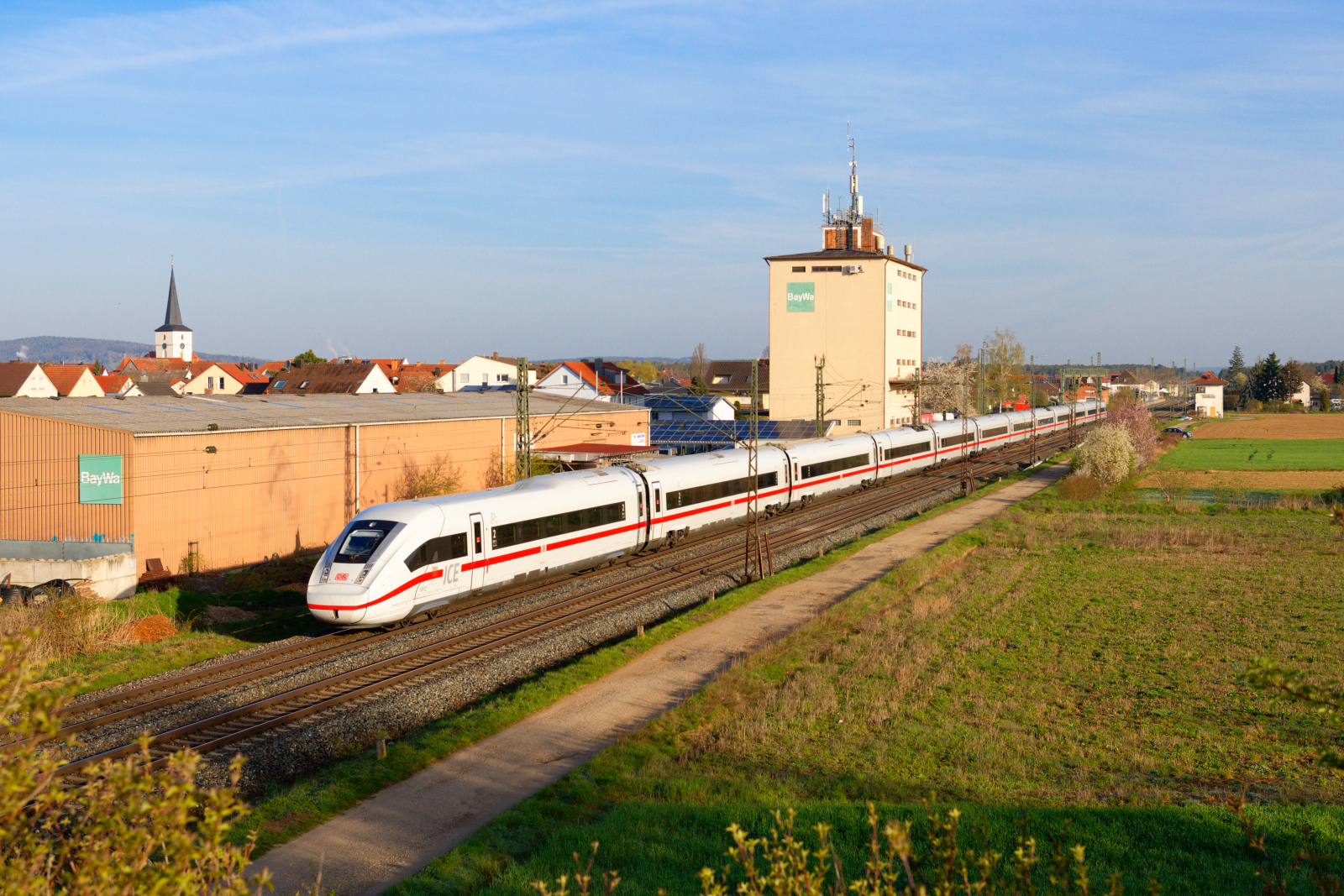 412 012 DB Fernverkehr als ICE 501 (Berlin-Gesundbrunnen - München Hbf) bei Hirschaid, 24.04.2021