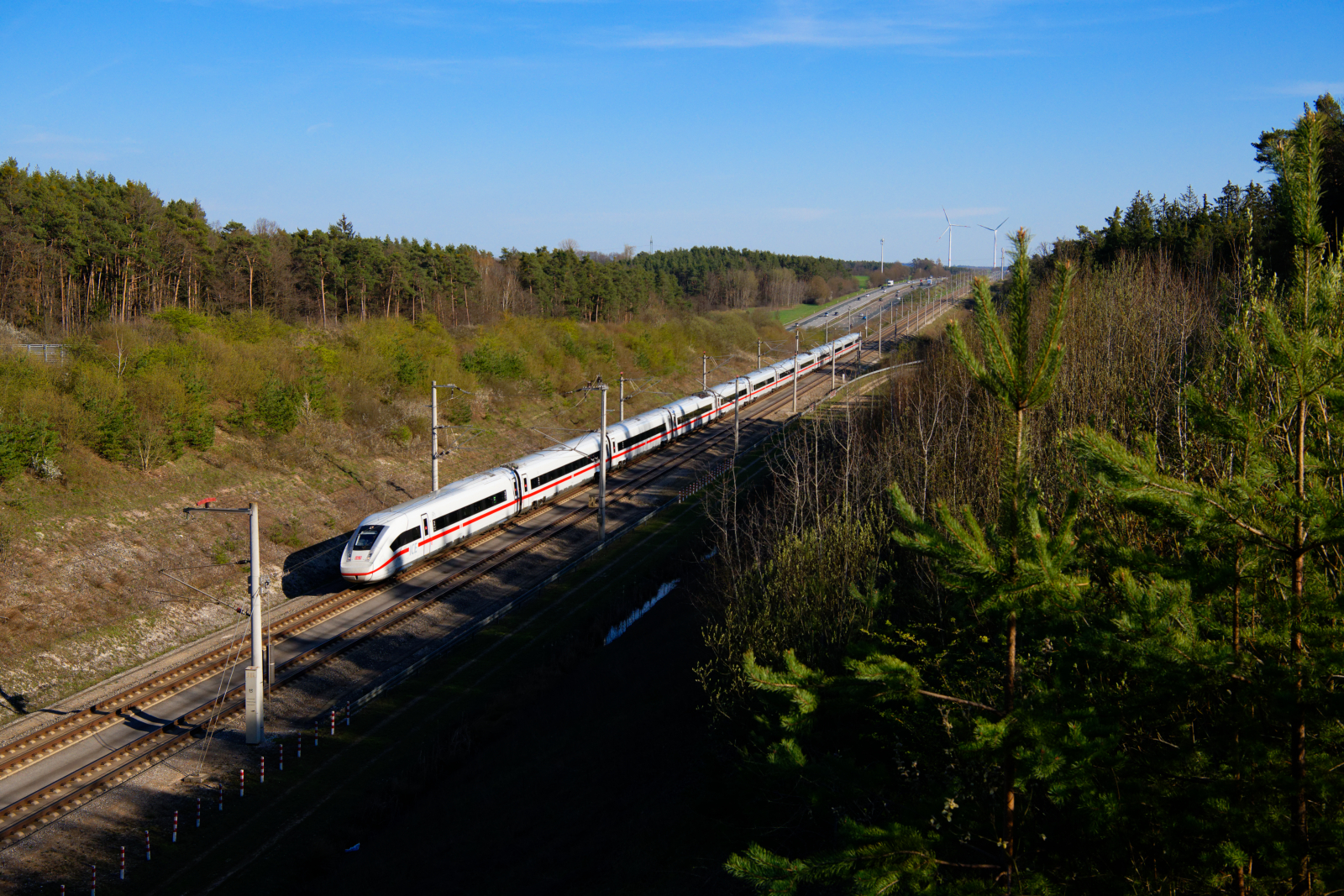 412 027 DB Fernverkehr als ICE 502 (München Hbf - Hamburg-Altona) bei Allersberg (Rothsee), 25.04.2021