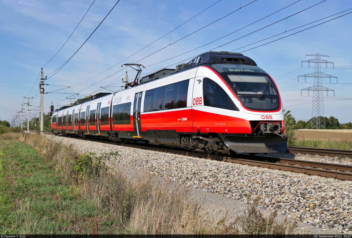 4124 001-0 (Bombardier Talent | ÖBB cityjet) bei der Ausfahrt in Götzendorf an der Leitha (A).

🧰 S-Bahn Wien (ÖBB)
🚝 S60 Wien Hbf (A)–Bruck/Leitha (A)
🕓 8.9.2022 | 10:47 Uhr
