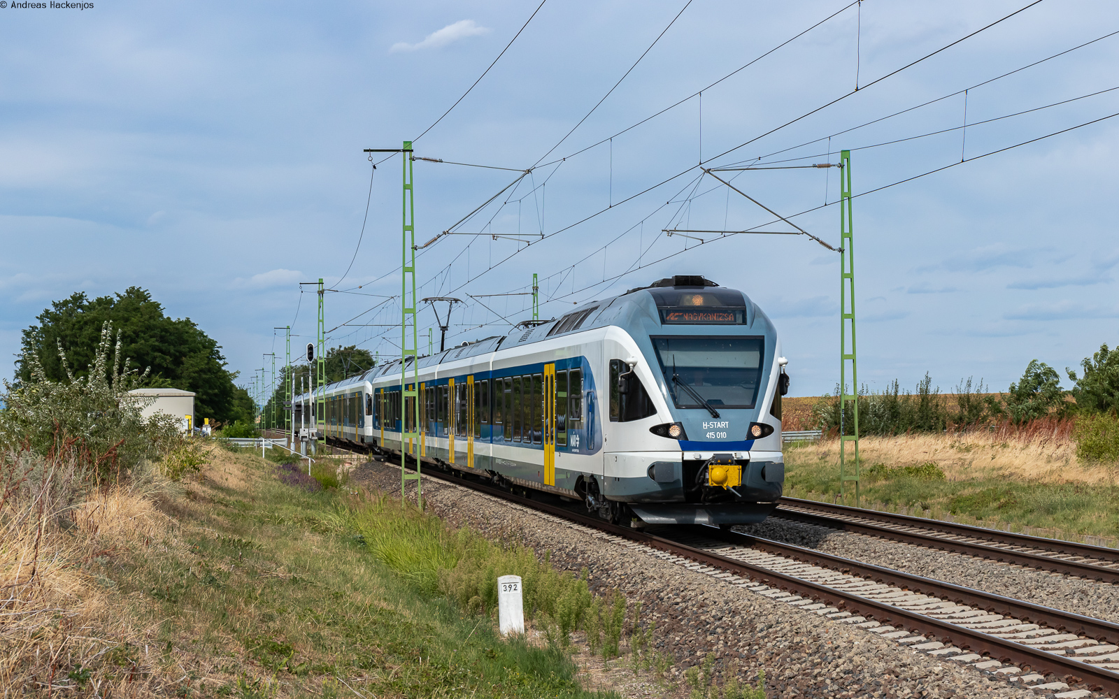415 010; 415 040 und 415 025 als IC 846  Tópart  (Budapest-Déli - Nagykanizsa) bei Baracska 23.8.25
