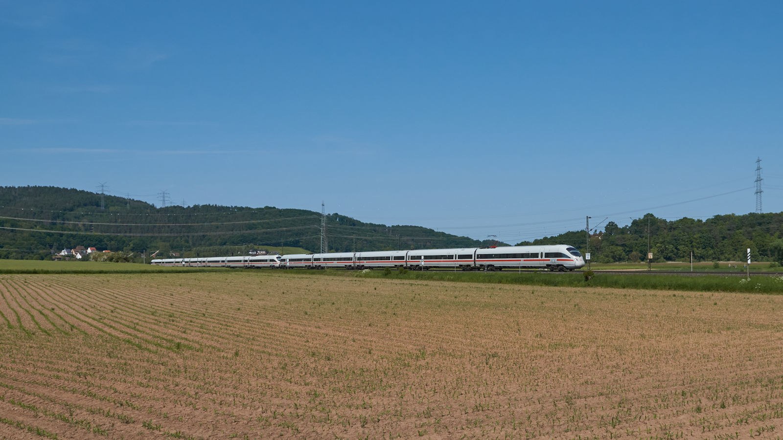 415 022 war am 28.05.2023 mit einem unbekannten 411 als ICE 1650 auf dem Weg von Dresden nach Wiesbaden. Bei Reilos hatte der Zug bereits eine erhebliche Verspätung von mehr als 60 Minuten eingefahren und erreicht bald Bad Hersfeld.