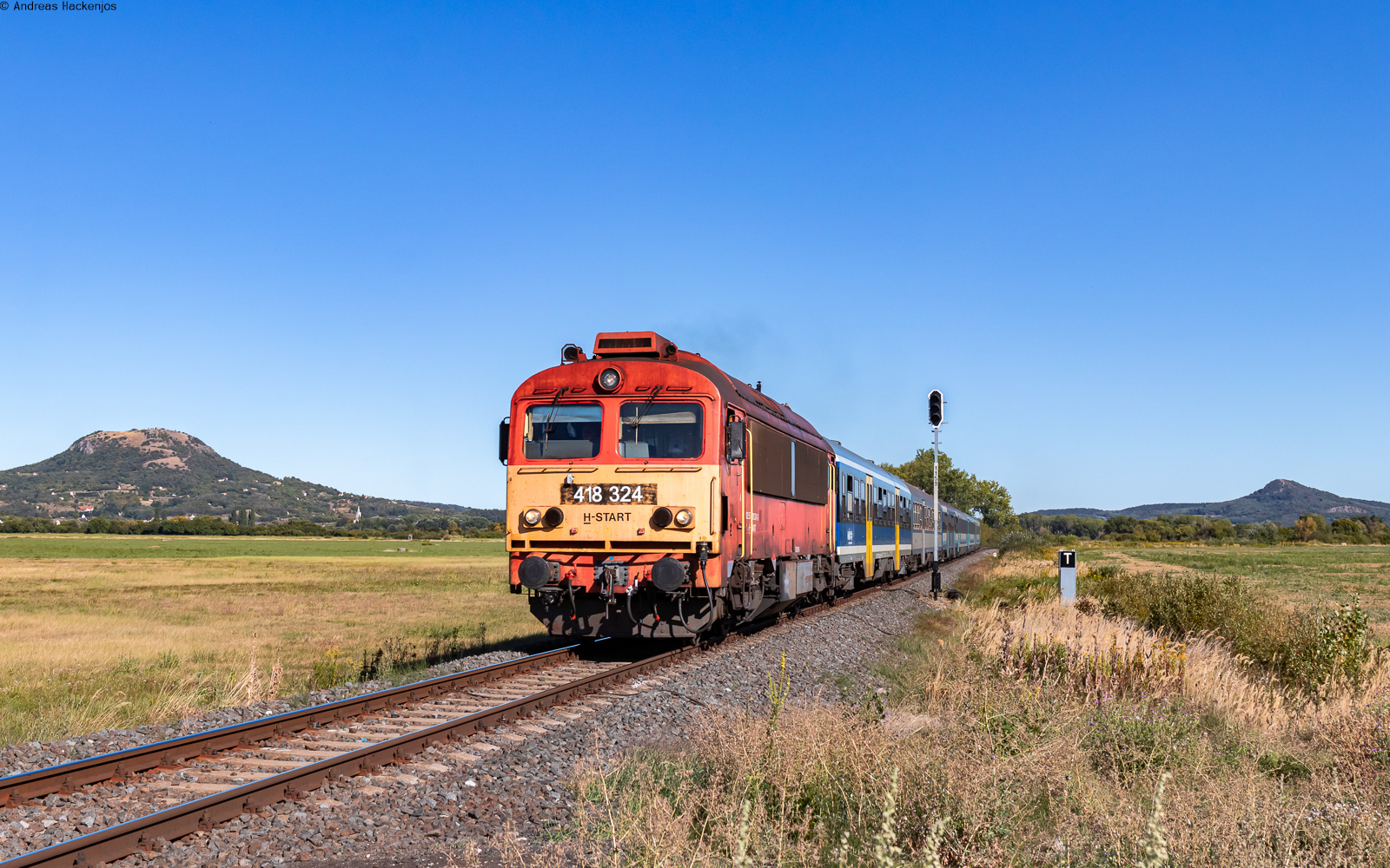418 324 mit dem Ex 19794  Kék Hullám  (Budapest-Déli - Tapolca) bei Tapolca 24.8.25
