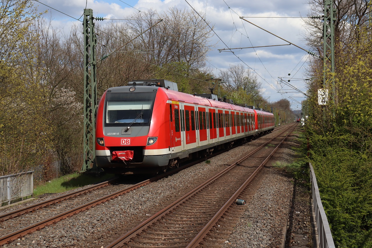422 081 mit einem Schwesterfahrzeug als S11 auf dem Weg nach Düsseldorf Flughafen Terminal in Köln Holweide am 14.04.2023.