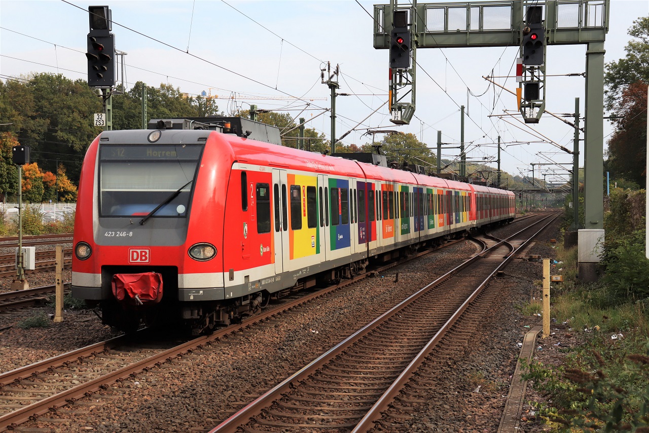 423 246  S-Bahn Köln: genauso bunt wie ihr!  führt die S12 nach Horrem in Horrem am 13.10.2022 an.