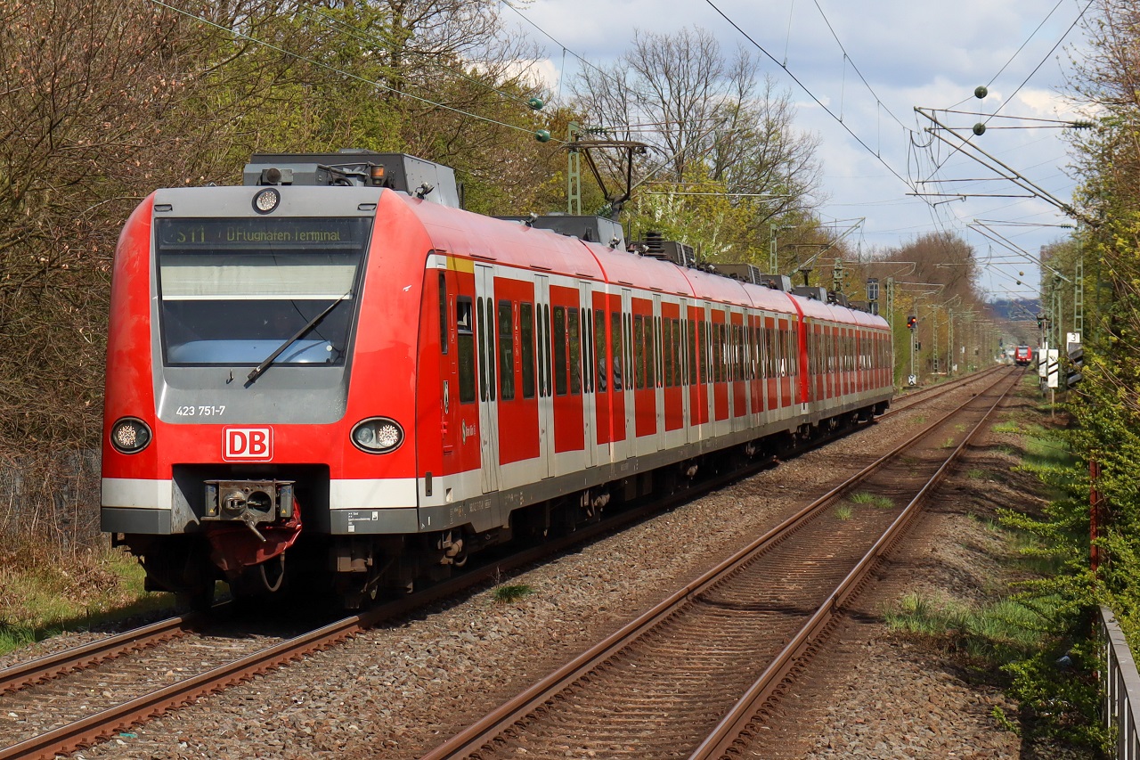 423 251 führt die S11 Richtung Düsseldorf Flughafen Terminal am 14.04.2023 an. In wenigen Sekunden erreicht die Bahn den Haltepunkt Köln Holweide.