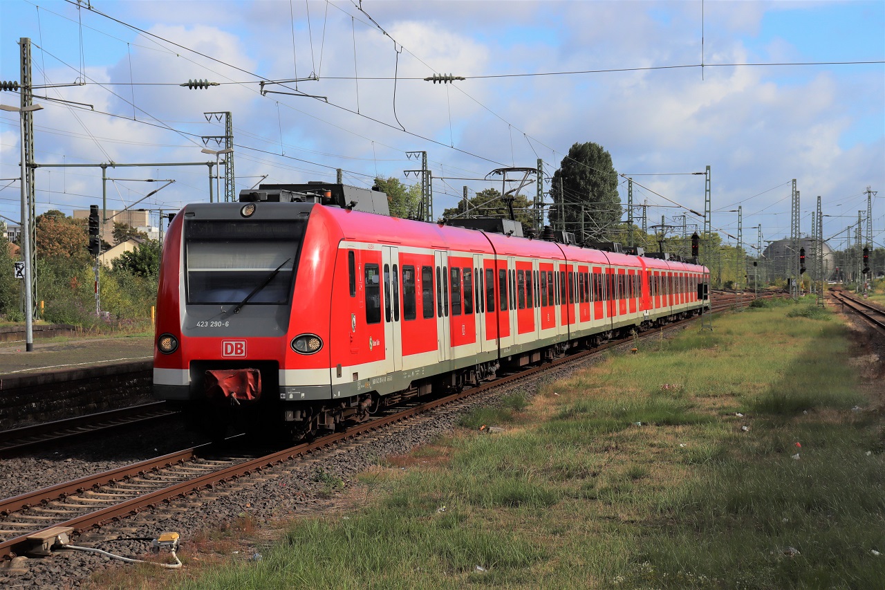 423 290 mit Schwesterfahrzeug als S11 in Köln-Mülheim am 17.09.2023.