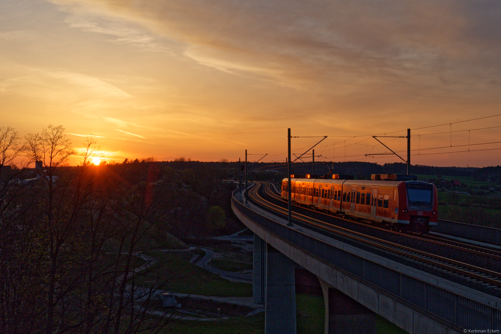 425 048 DB Regio als S6 58810 (N�rnberg Hbf - Neustadt (Aisch) Bahnhof) im Abendlicht bei Emskirchen, 20.04.2022