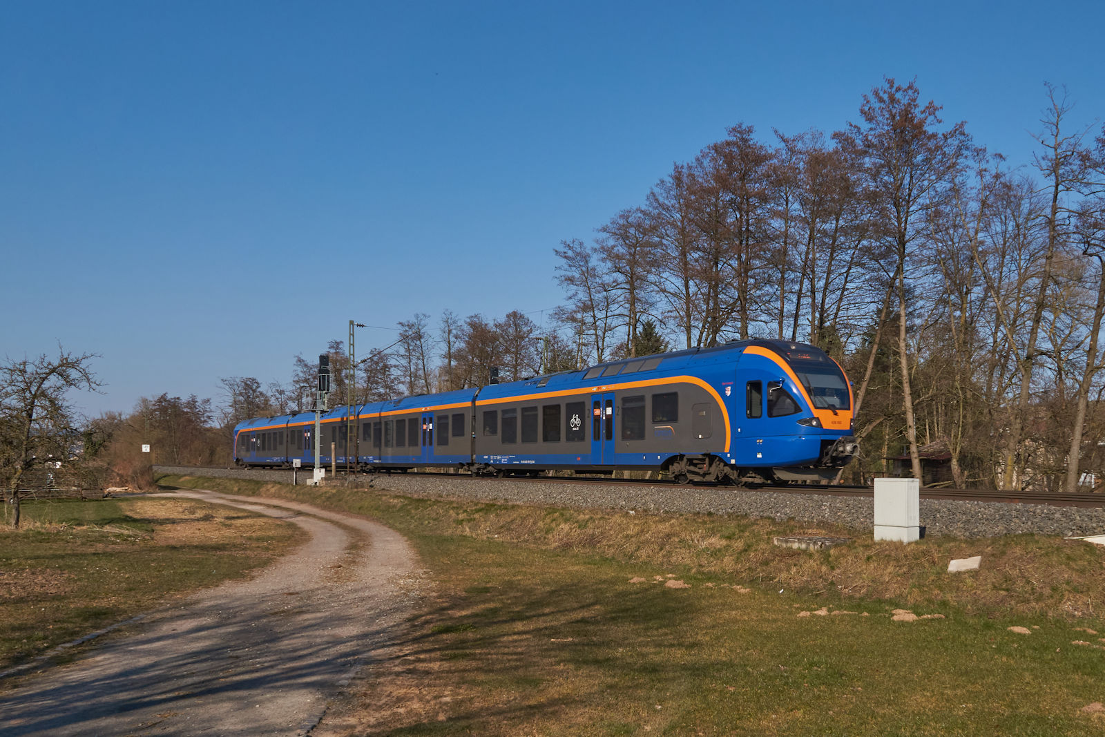 428 007 war am 13.03.2022 als RB 24233 von Kassel Hbf. nach Fulda unterwegs. Durch Unterhaun fährt der Zug durch, was sich eventuell mit der Verlegung des Fernverkehrs auf die Neubaustrecke ändert.