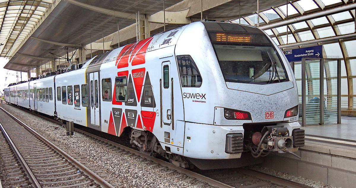 429 111 steht am 20. Mai 2023 im Bahnhof Ludwigshafen-Mundenheim.